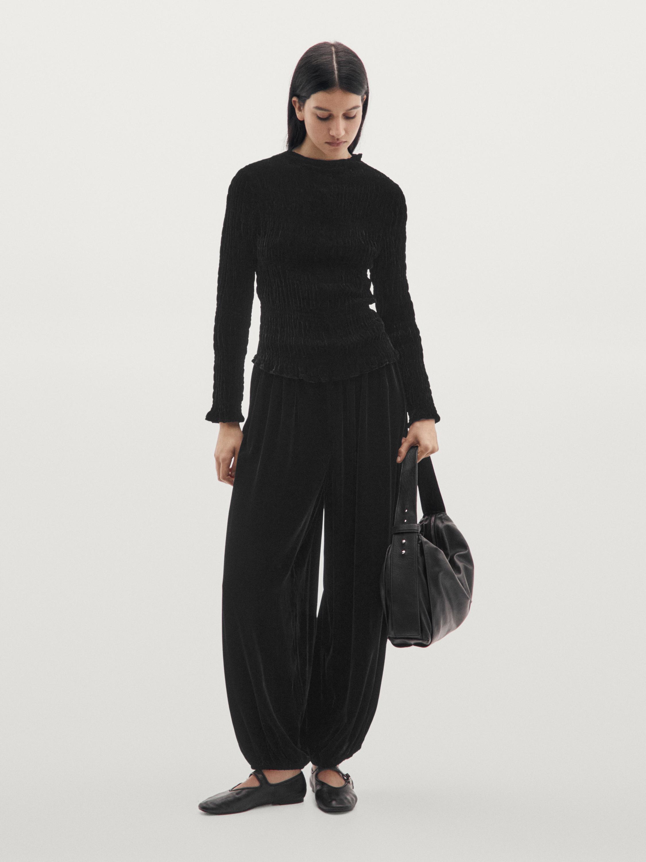 توب مخملي بكشكش وأكمام طويلة