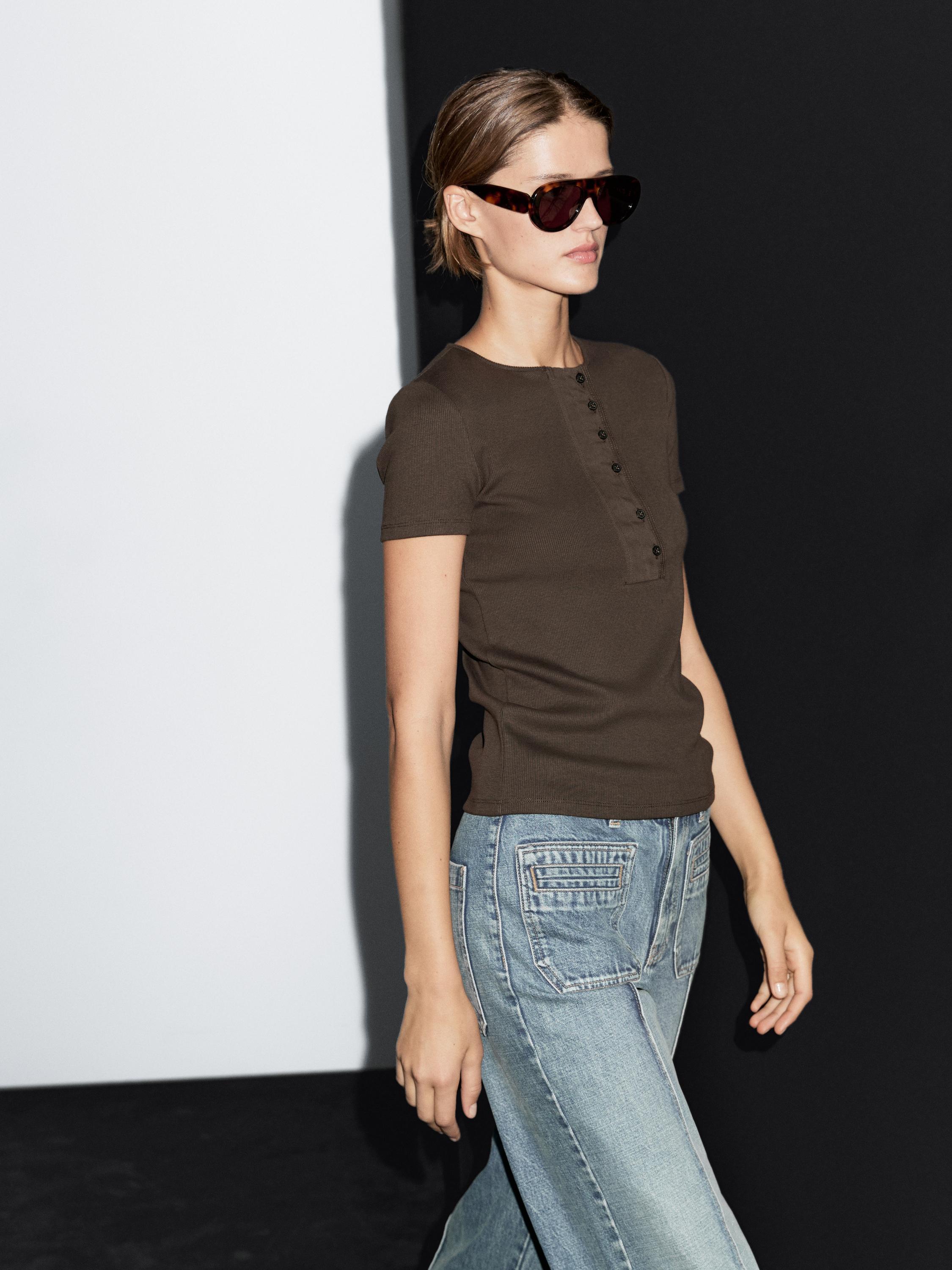 Фланелка с примес на памук и гарнитура на гърдите