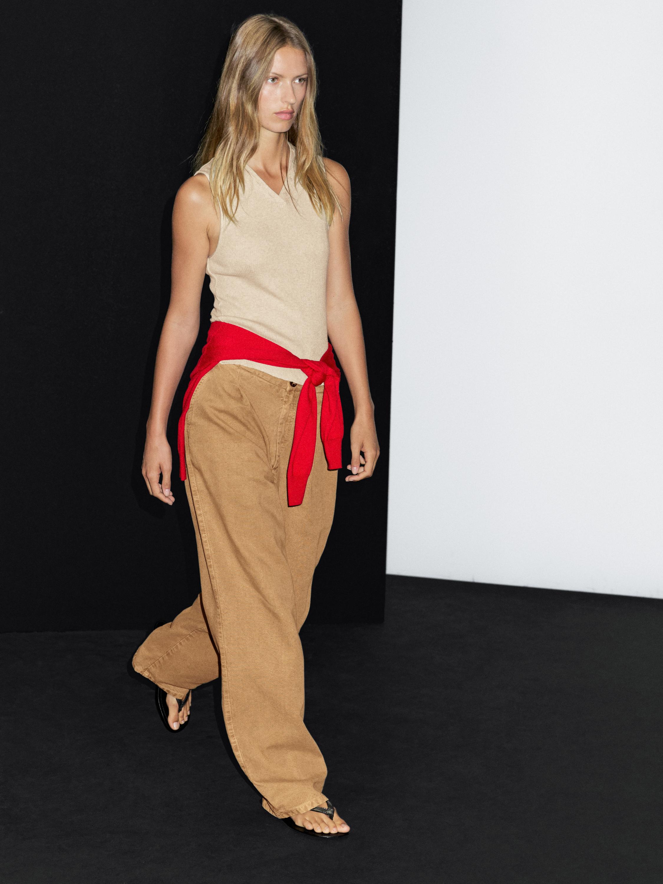 Ribbed top with collar detail