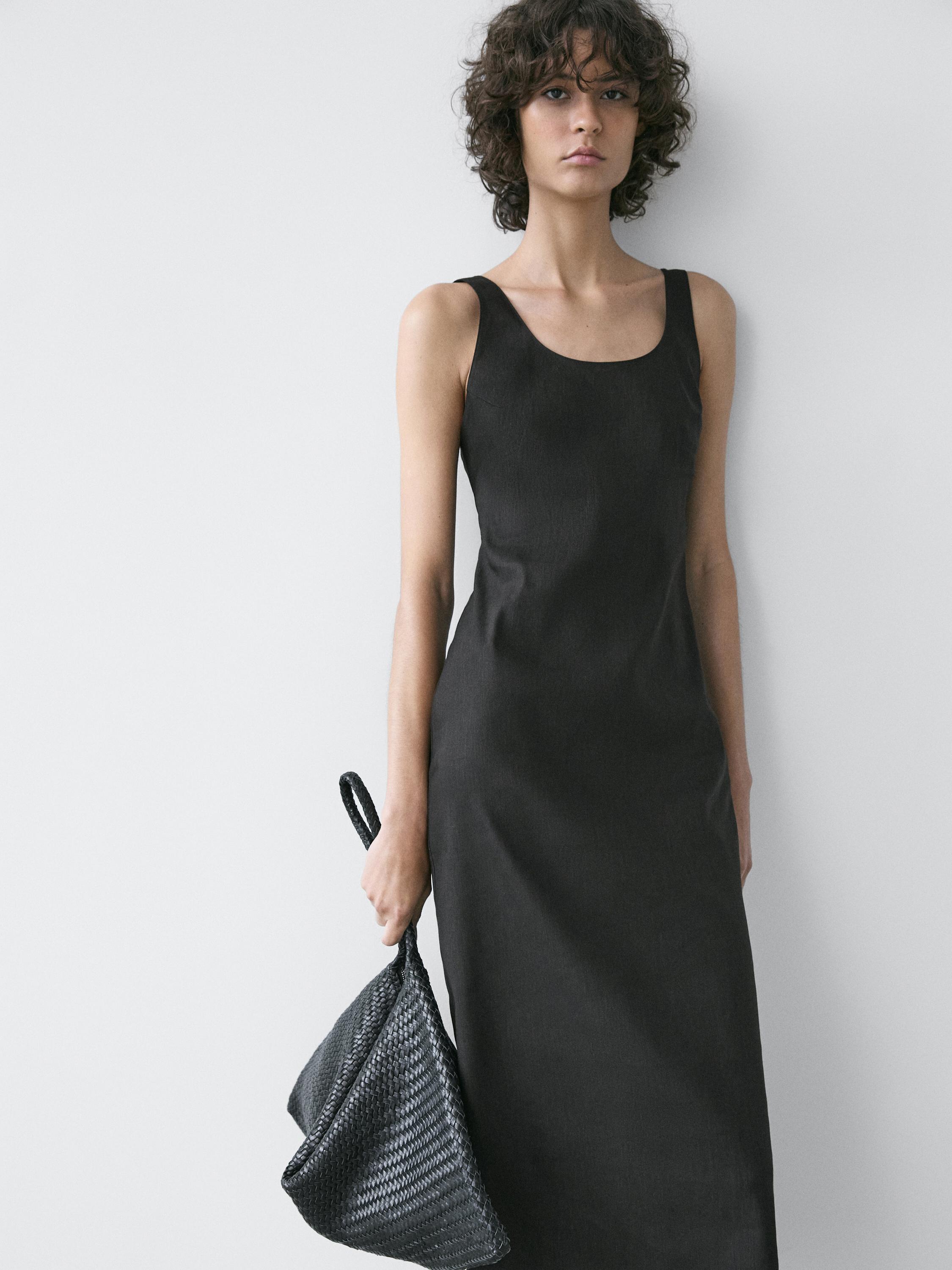 طقم فستان ميدي أسود واسع بياقة دائرية وحمالات عريضة.