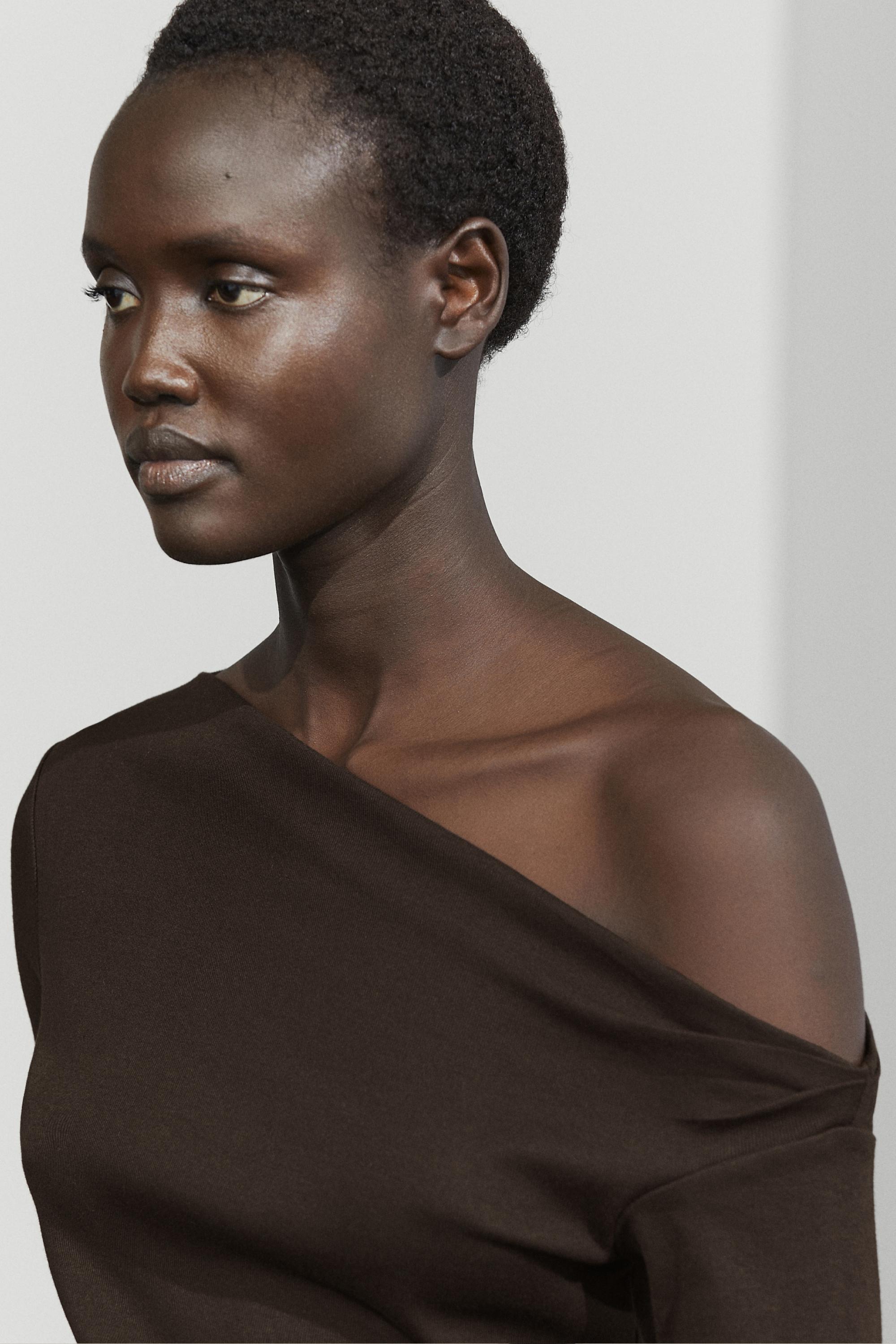 Draped shoulder detail T-shirt — BROWN