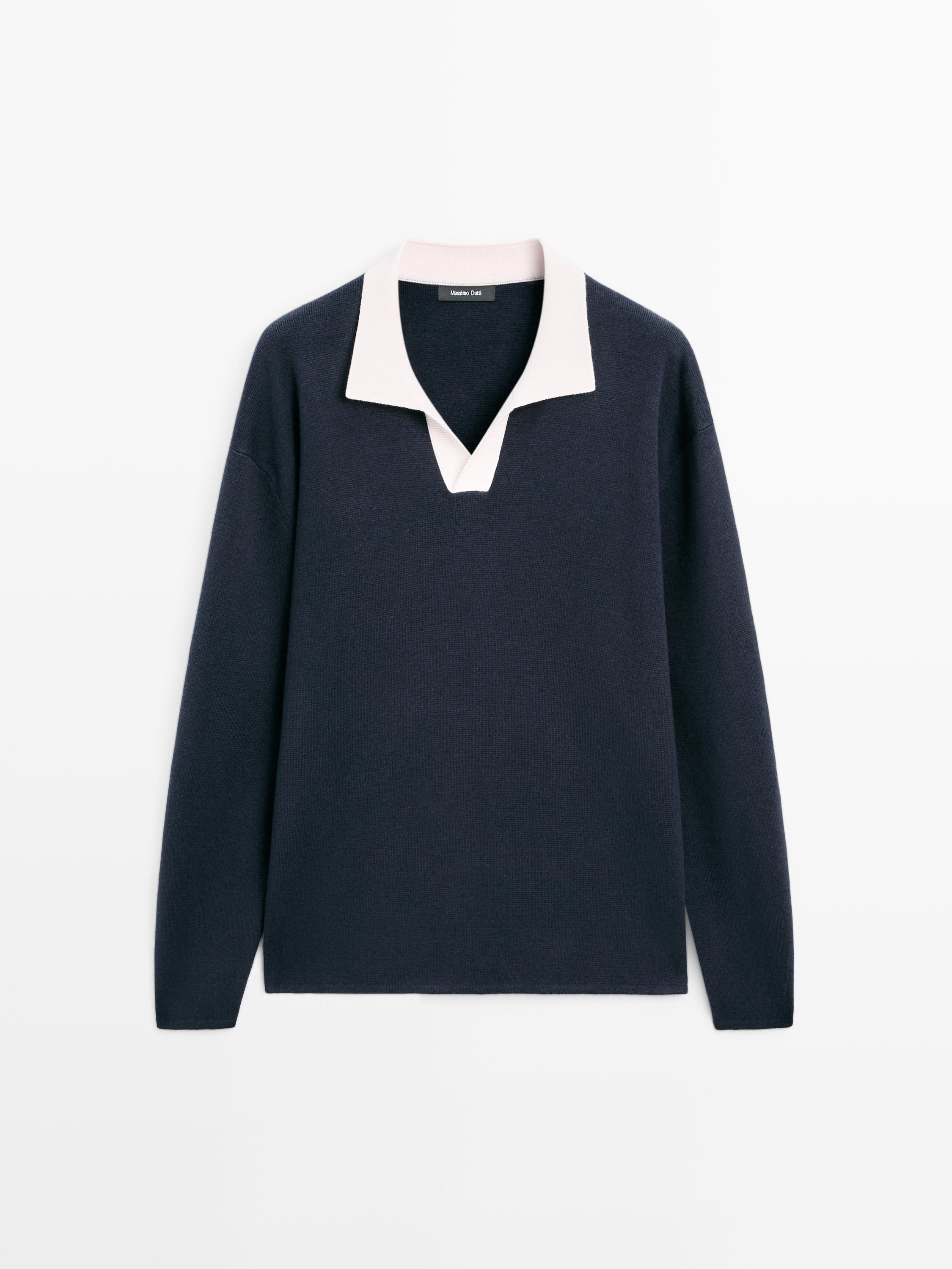 대비되는 흰색 칼라와 긴 소매가 있는 네이비 블루 폴로 저지 상의의 정면 모습.