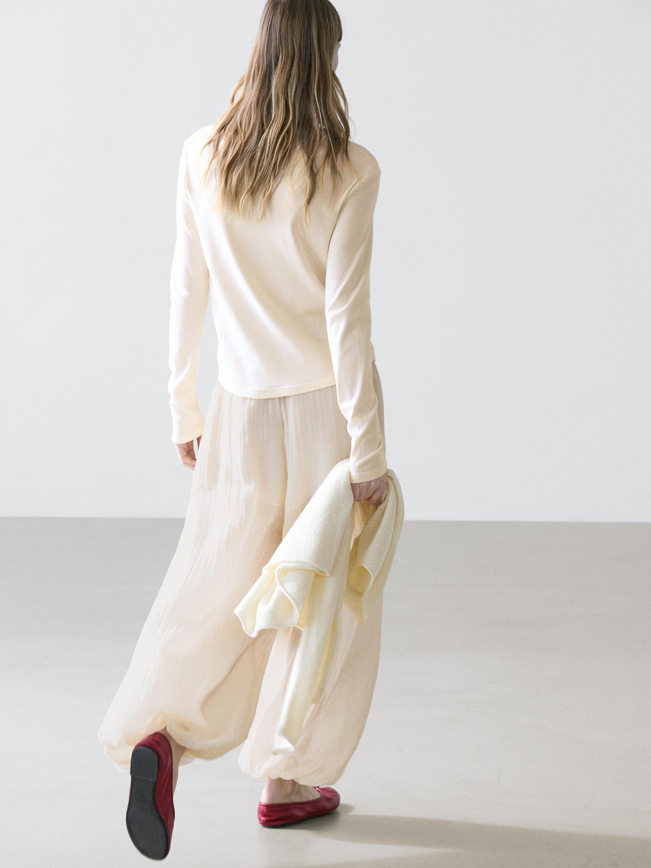 Футболка с длинными рукавами и закругленным низом