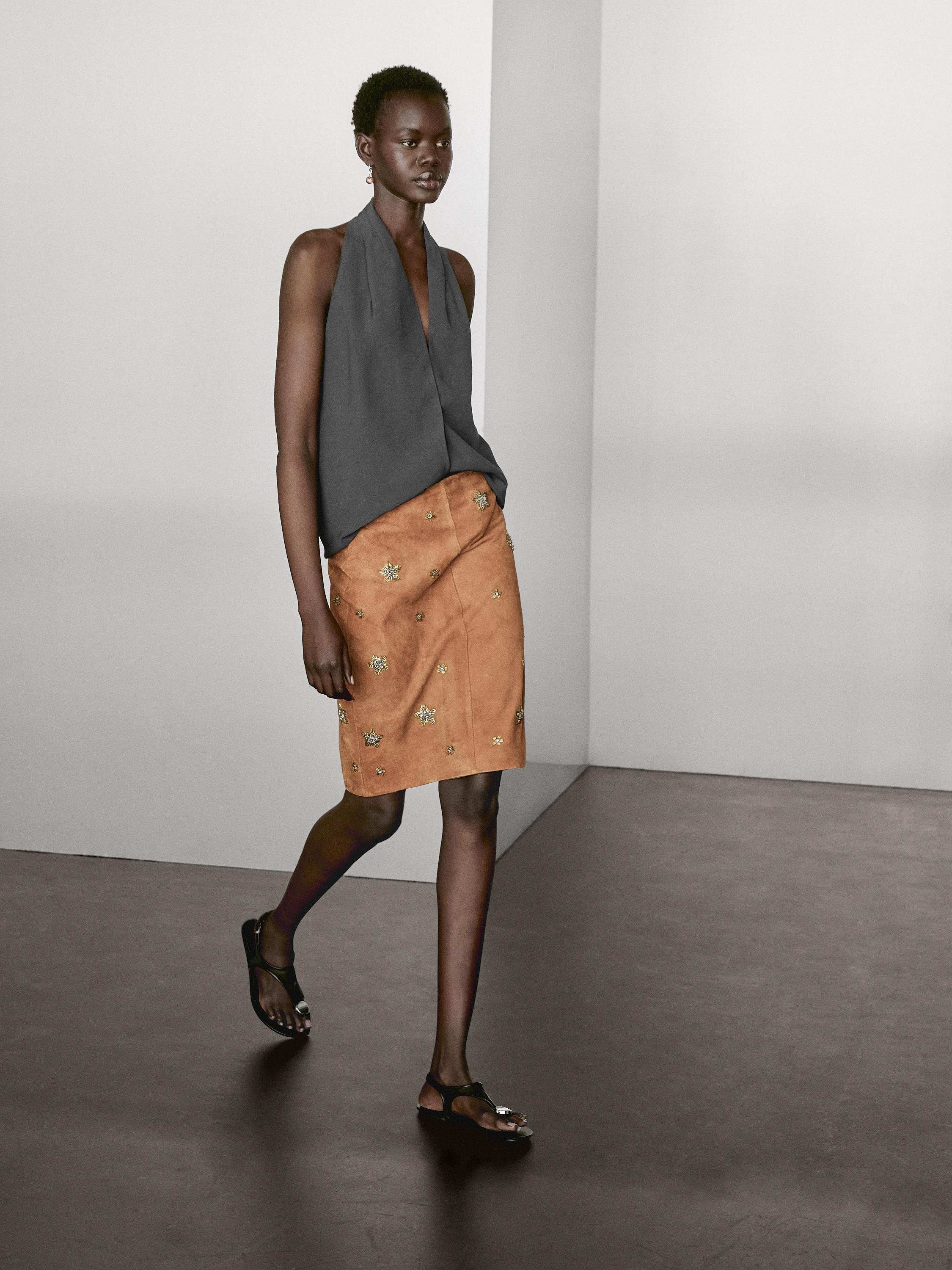 Chân váy da lộn có chi tiết đính đá