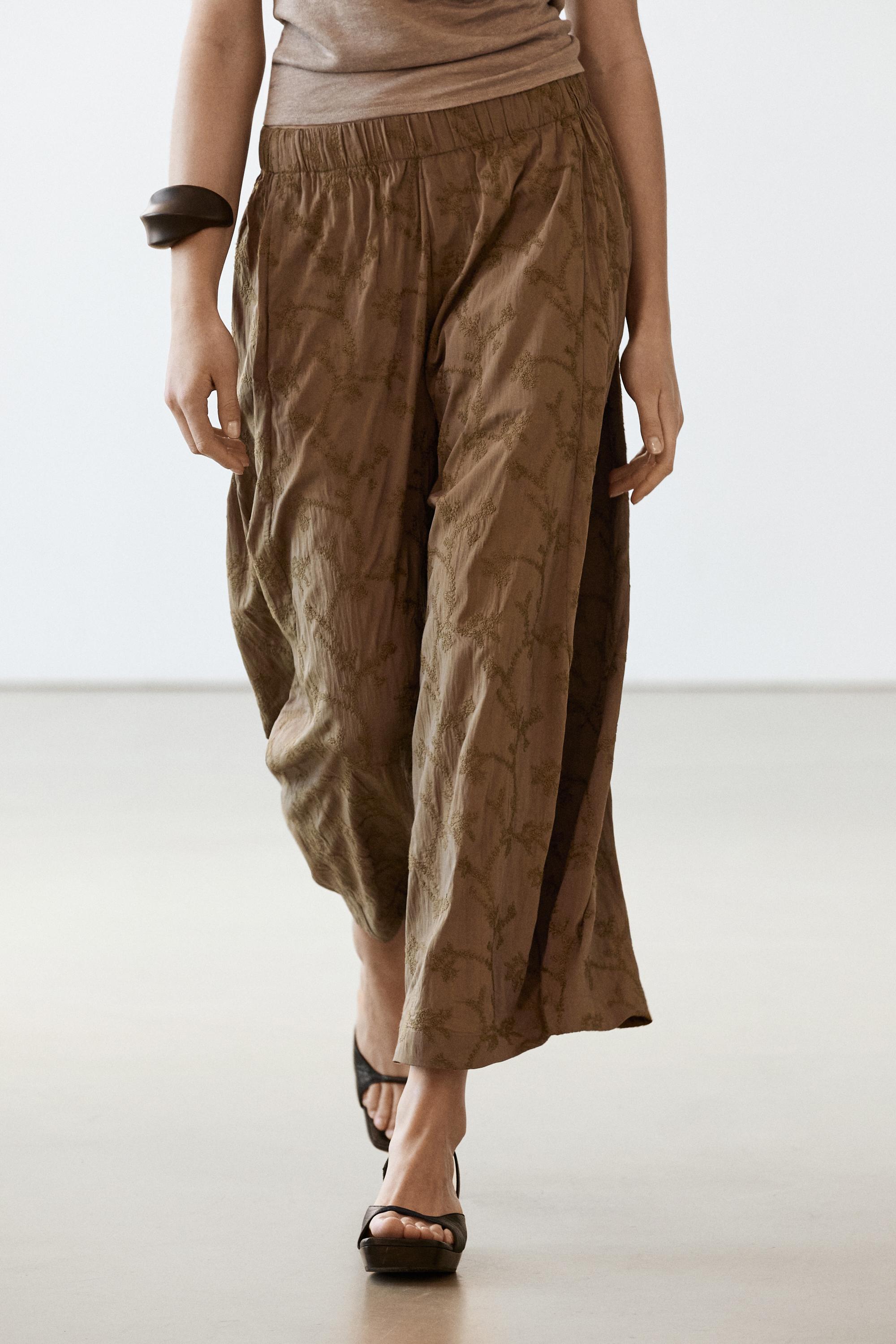 Trousers with embroidered detail and elastic waistband — KHAKI