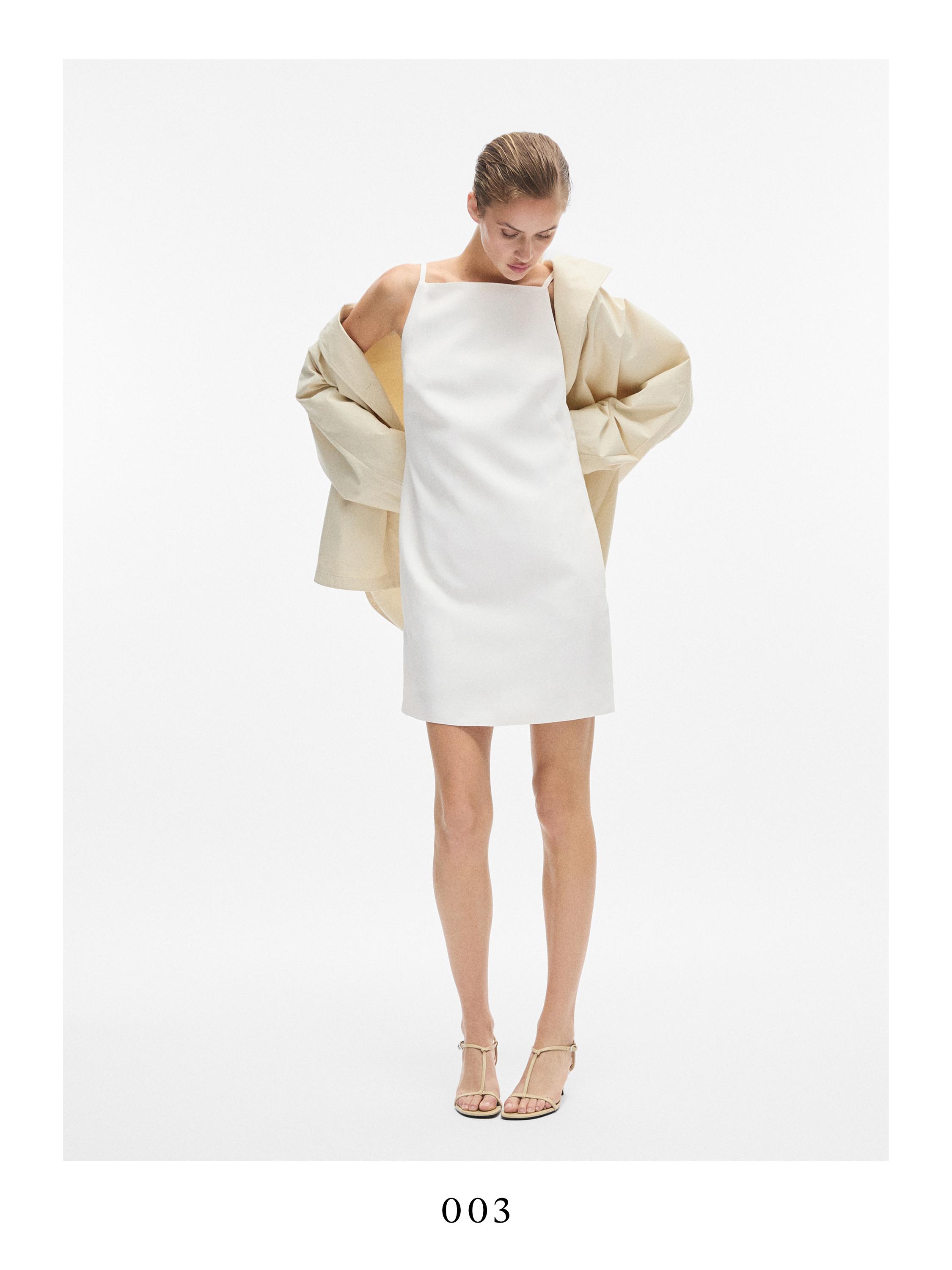 Σετ από λευκό μίνι φόρεμα χωρίς μανίκια και μπεζ σανδάλια.