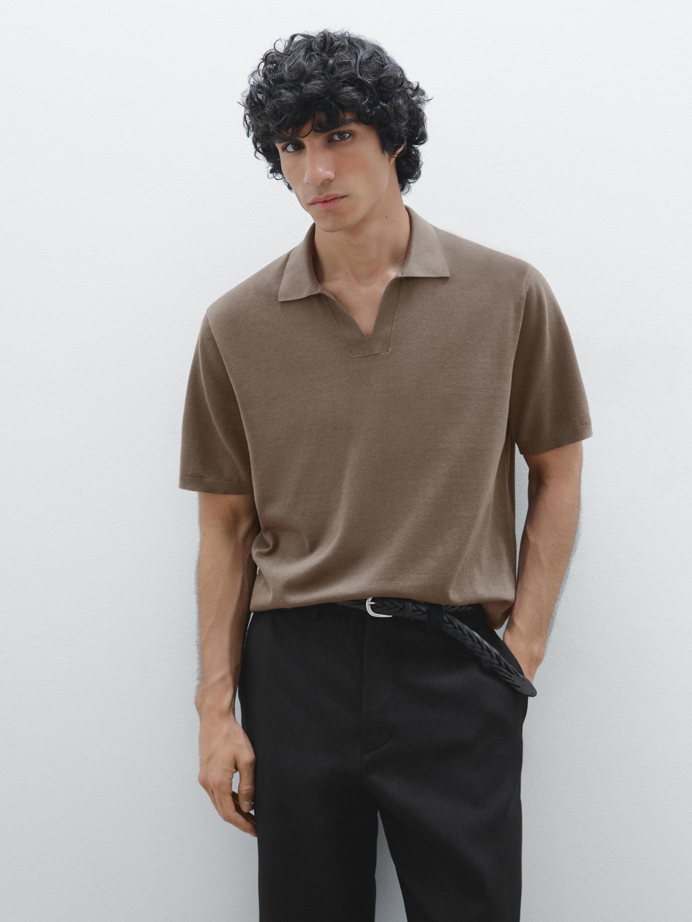 طقم قميص بولو بني وبنطلون داكن، منظر أمامي