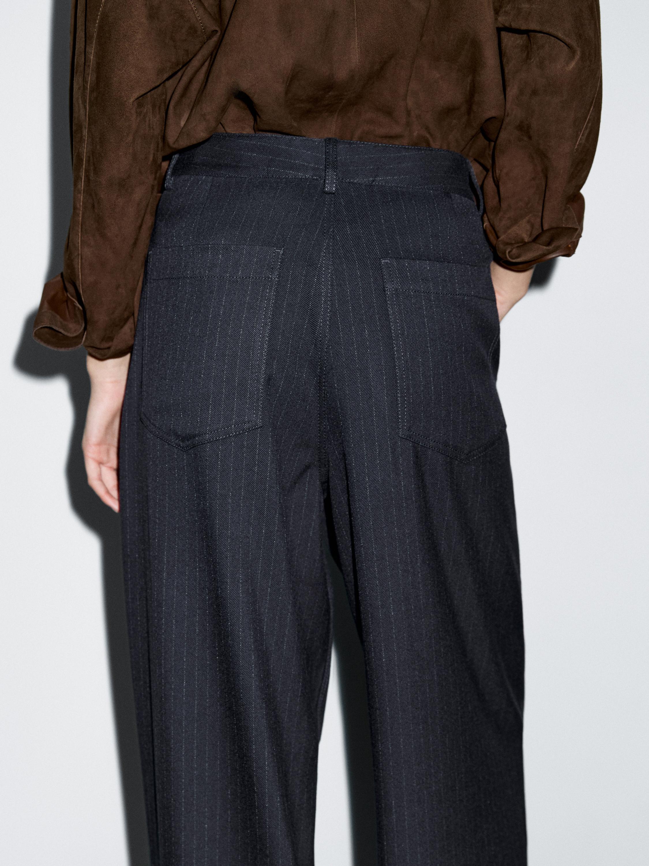 Džíny s mid waist a širokými nohavicemi s tenkými proužky