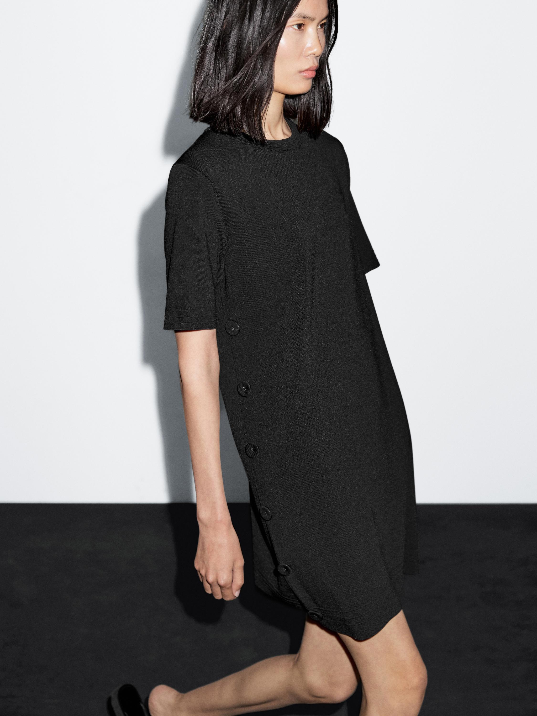 Robe courte en maille avec boutons sur les côtés