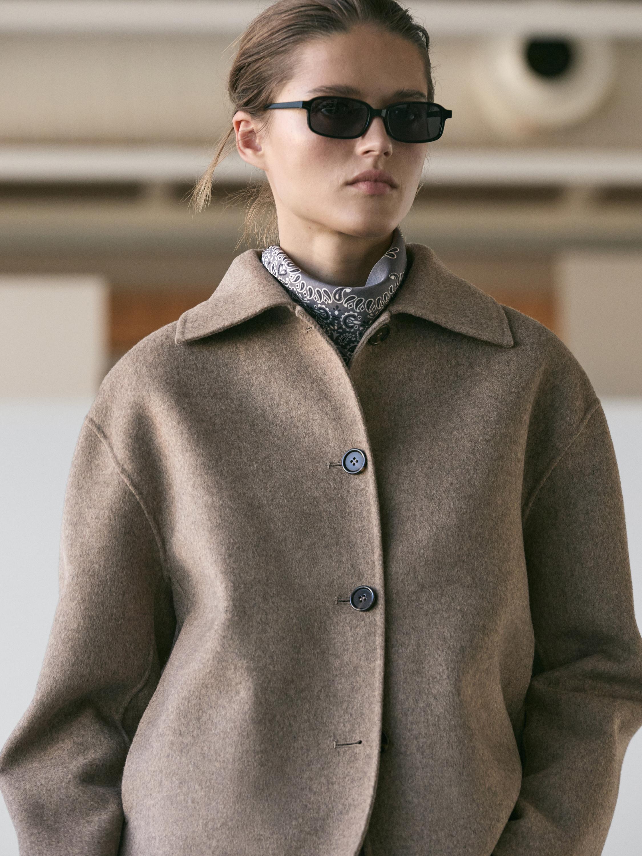 Cappotto corto con bottoni in misto lana