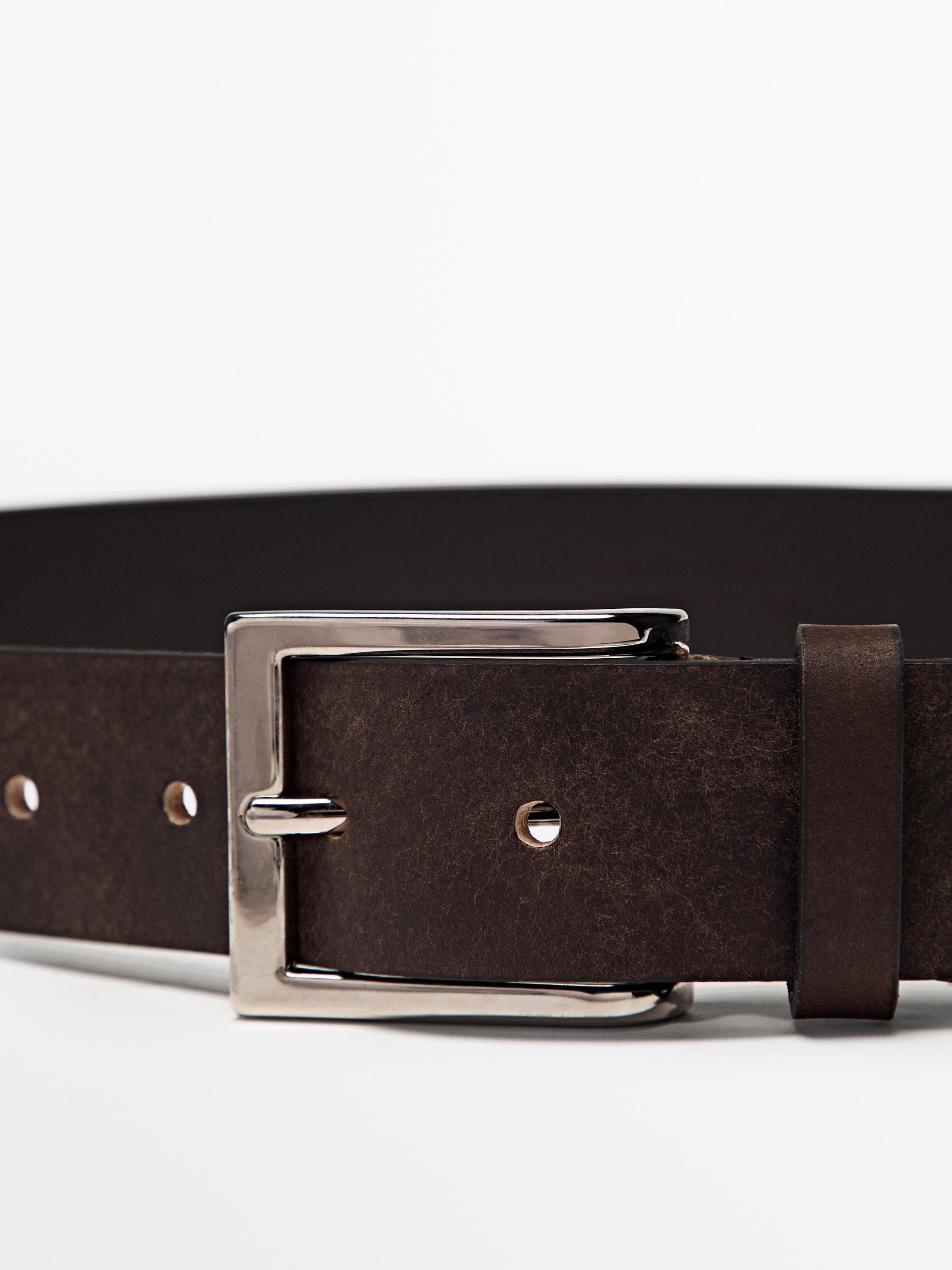 تفاصيل إبزيم معدني ومقدمة حزام بني فاتح (Taupe) بلمسة نهائية باهتة وفتحات واضحة.