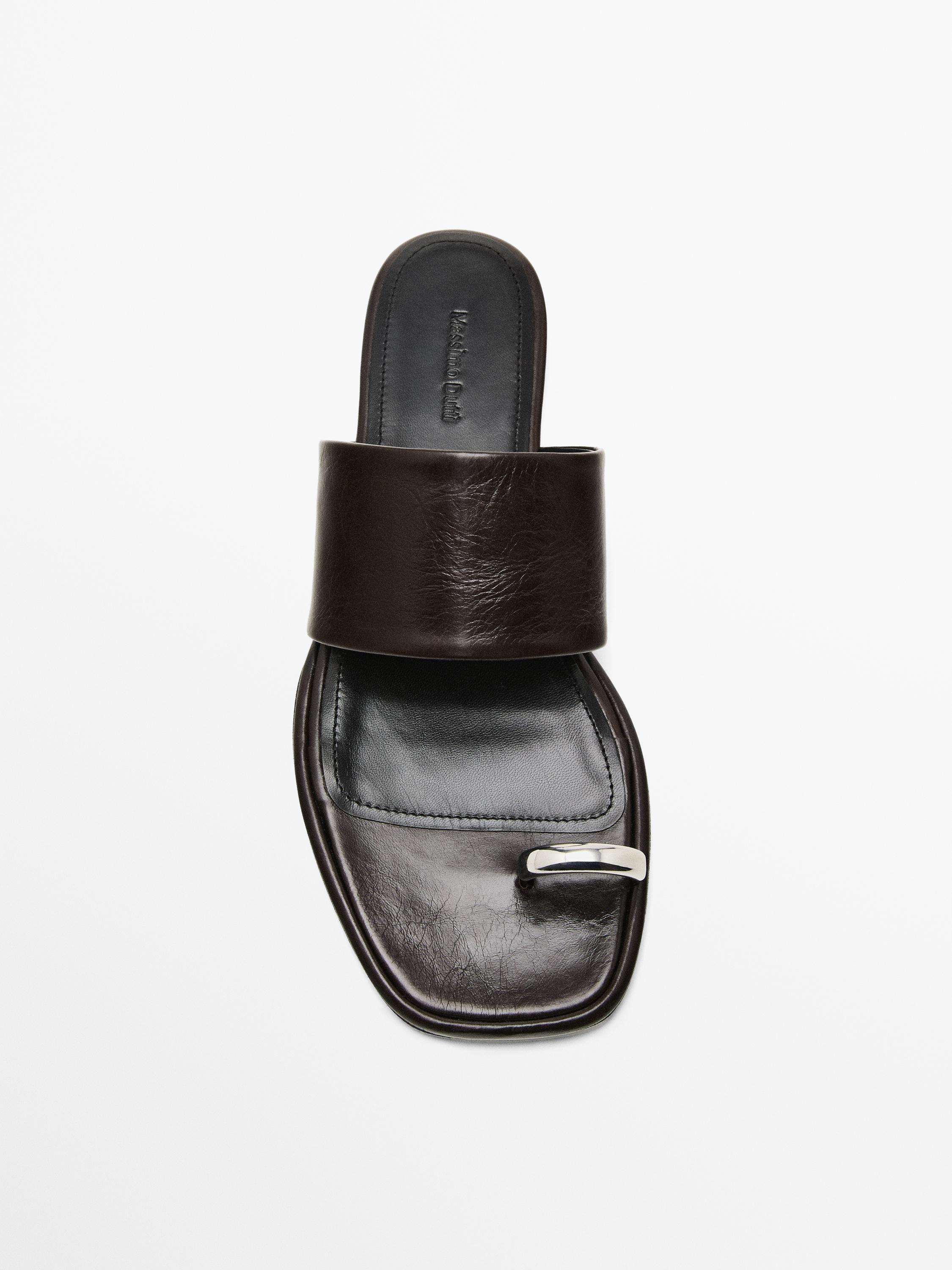 Chinelos rasos de pele com anel