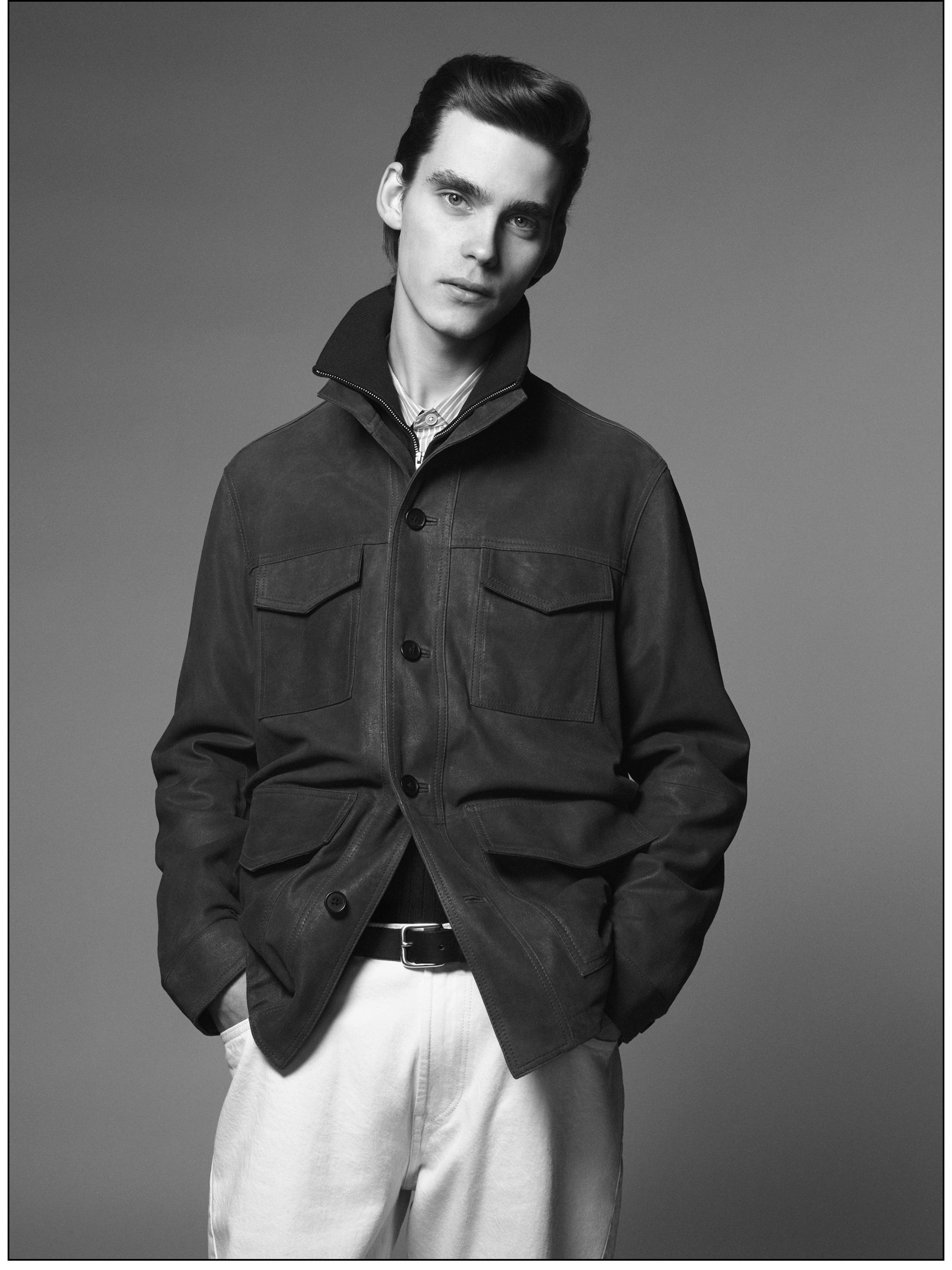 طقم جاكيت غامق بجيوب أمامية وبنطلون فاتح.