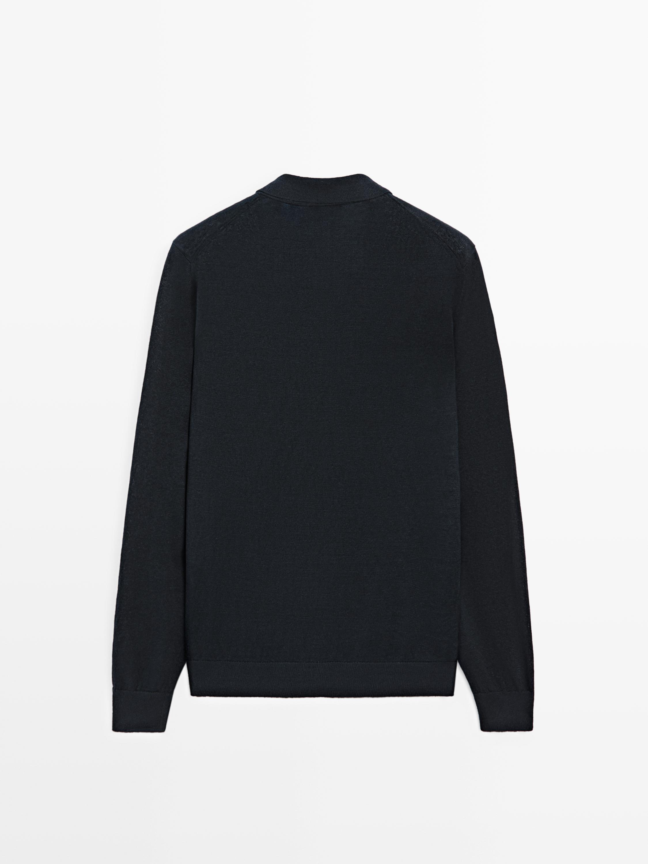 Vista posterior de cárdigan azul marino con mangas largas y cuello redondo.