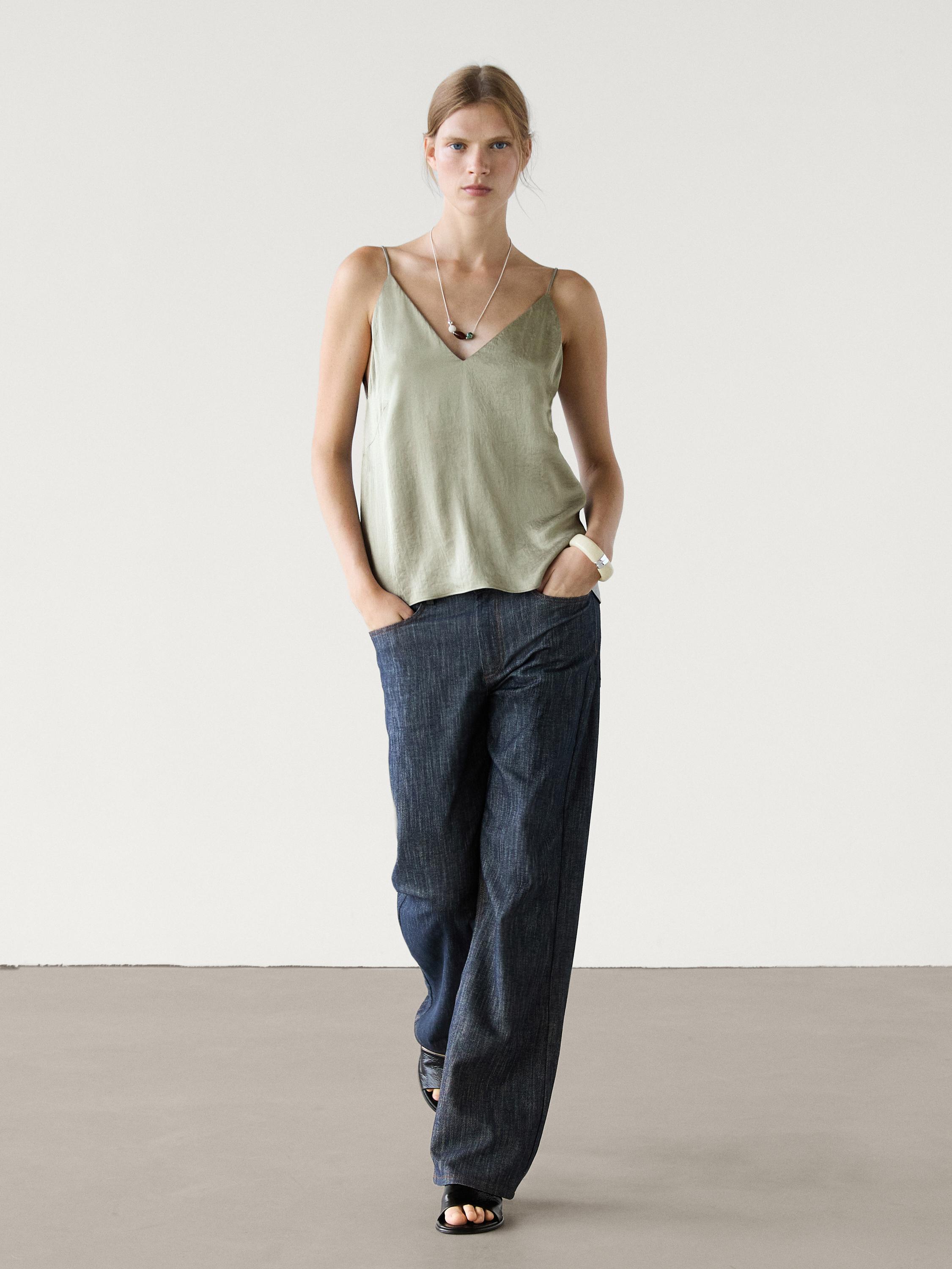 توب ساتان بفتحة عنق على شكل V من مجموعة من قطعتين