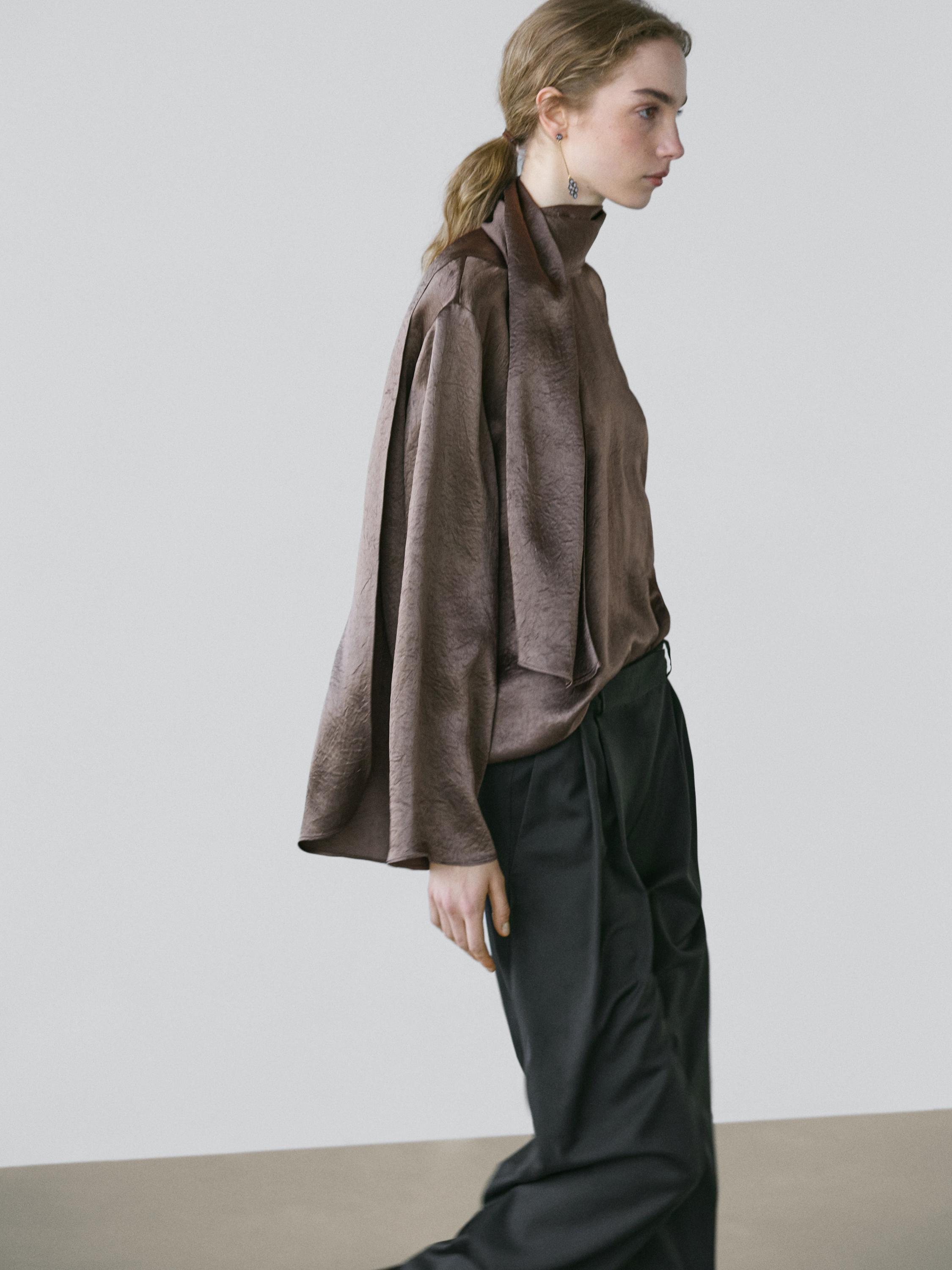 Løstsittende satengbluse med knytedetalj