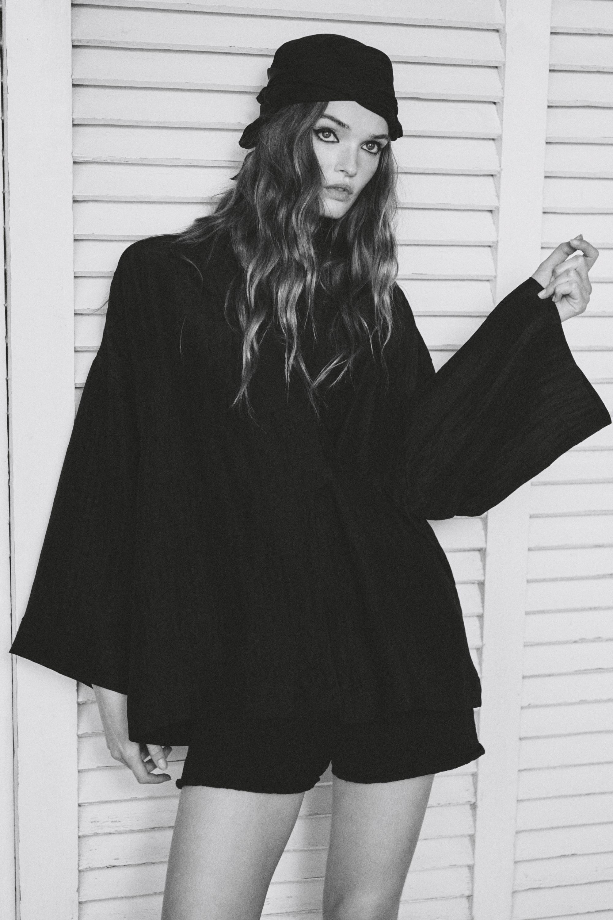 Textured linen blend V-neck kimono — BLACK
