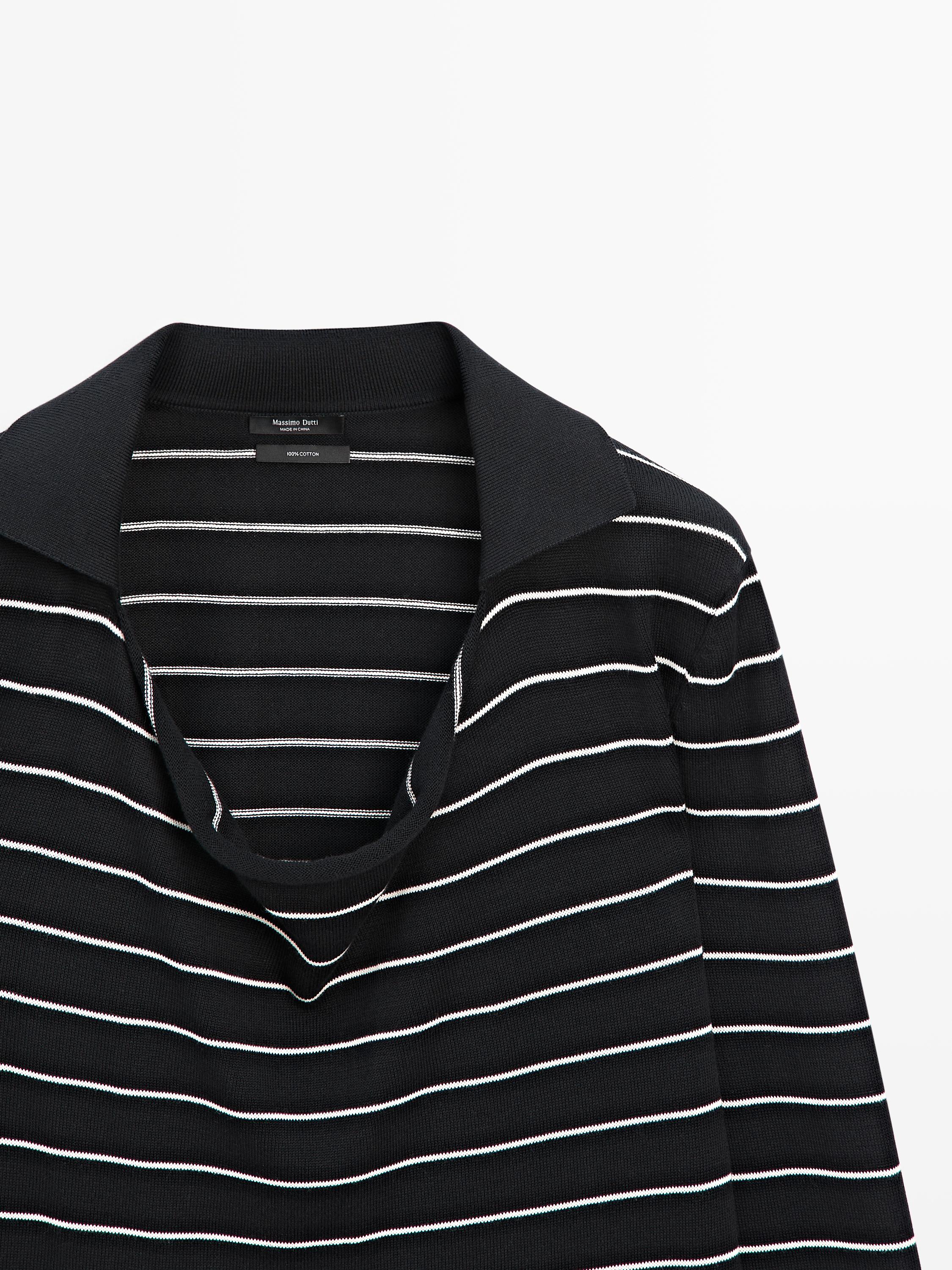 "Plan moyen d'un col de pull bleu marine à rayures blanches horizontales et col polo."