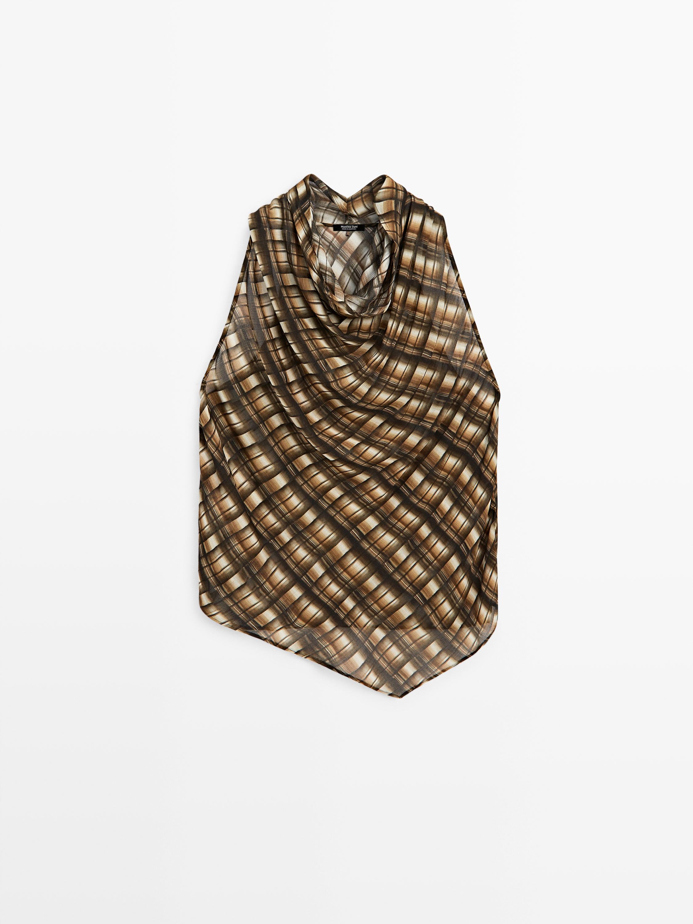 Frontalansicht einer ärmellosen Bluse mit kariertem Muster in Braun- und Senftönen, drapierter Kragen.