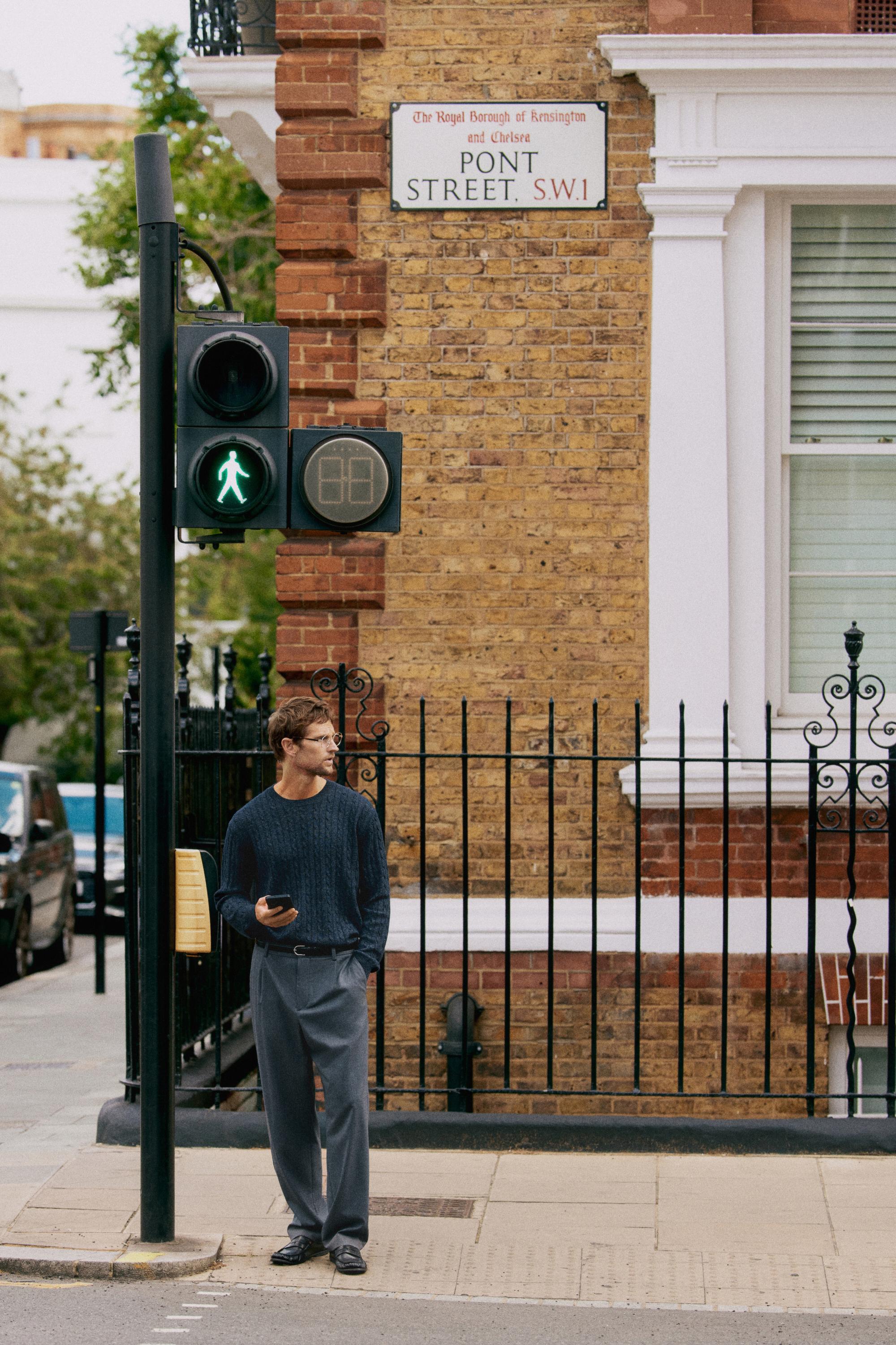 Cable knit round neck sweater — INDIGO