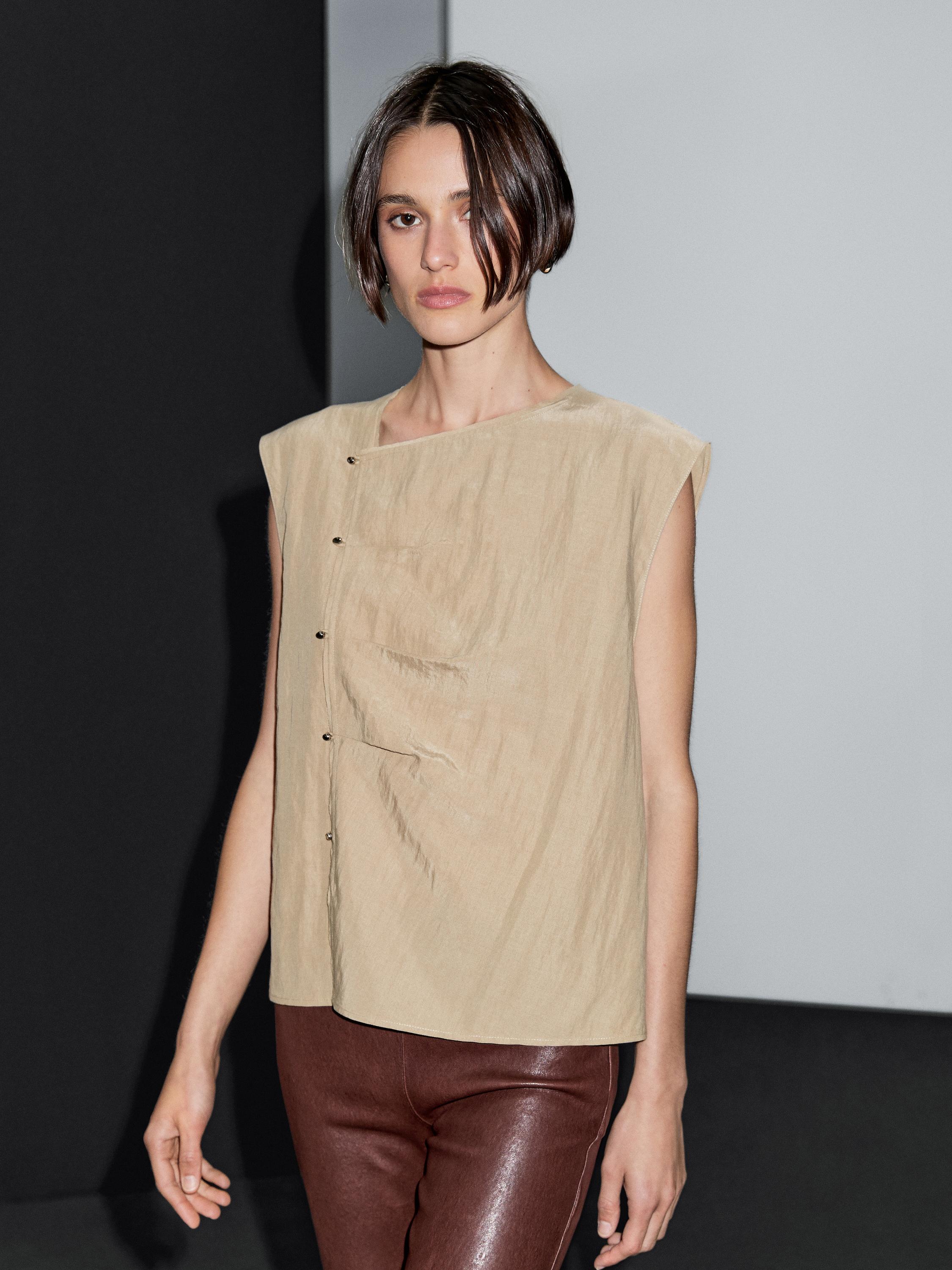Bluse mit seitlicher silberfarbener Knopfleiste