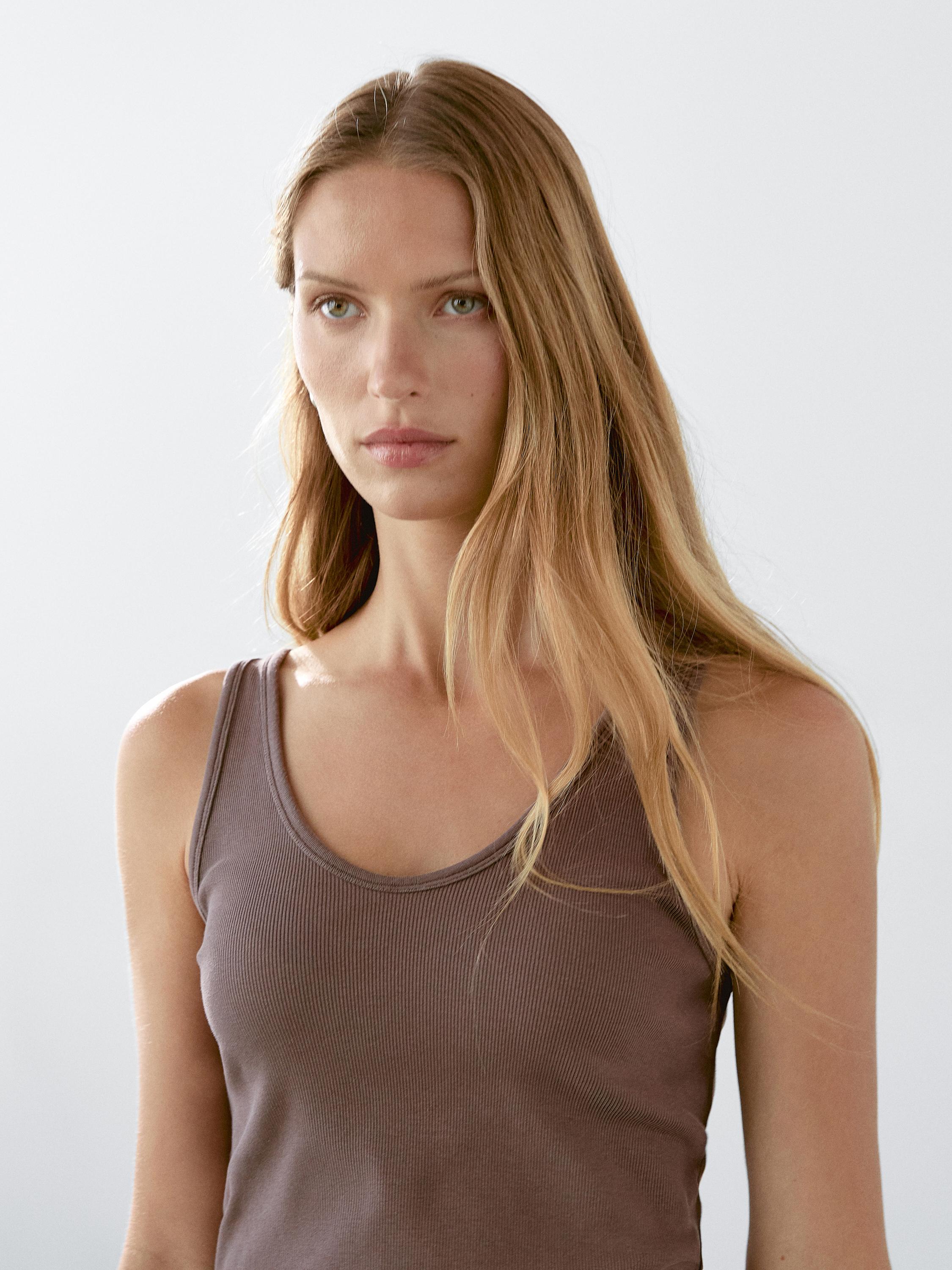 Ribbed top with neckline