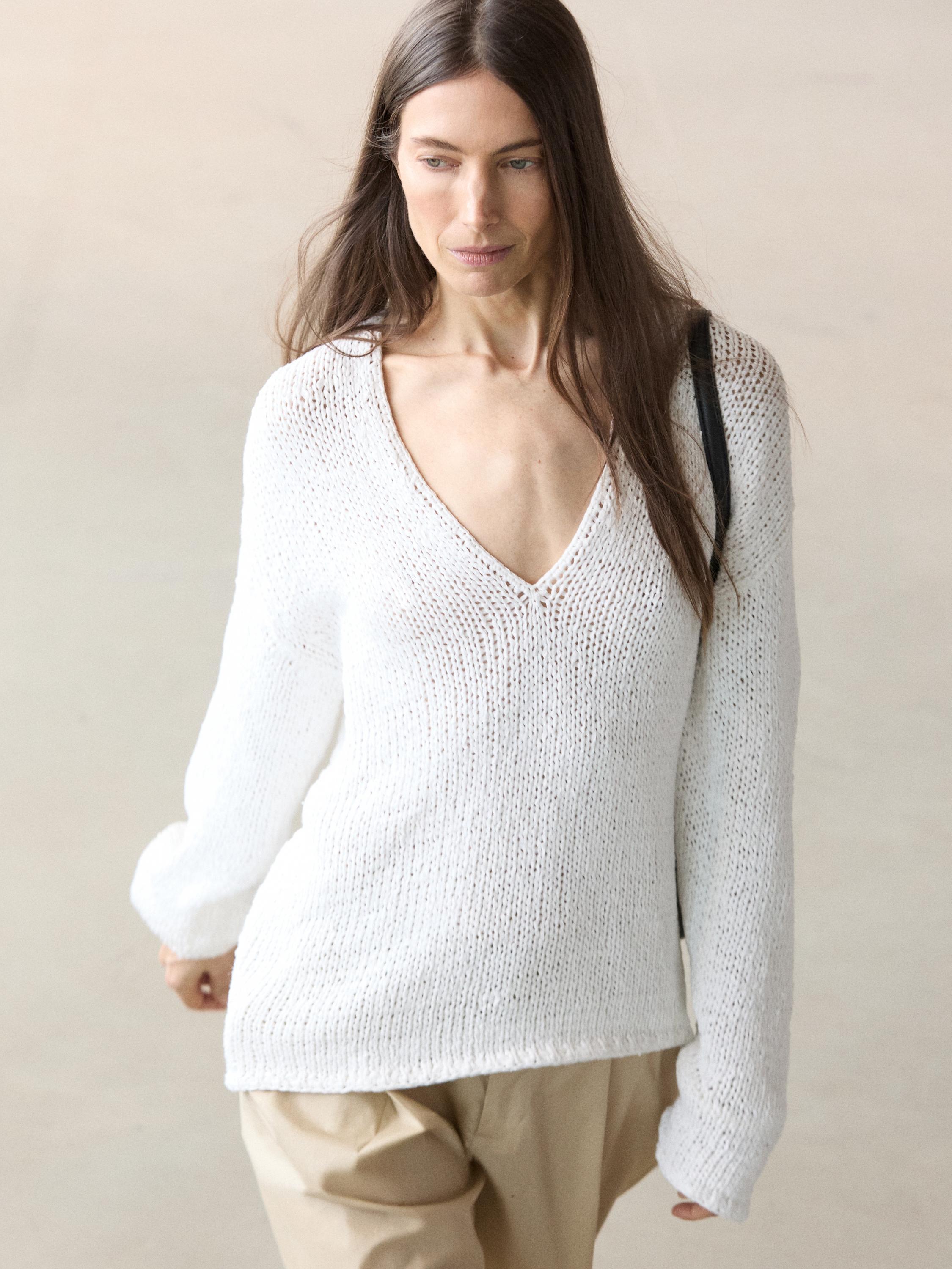 Pull en maille ajourée à col en V