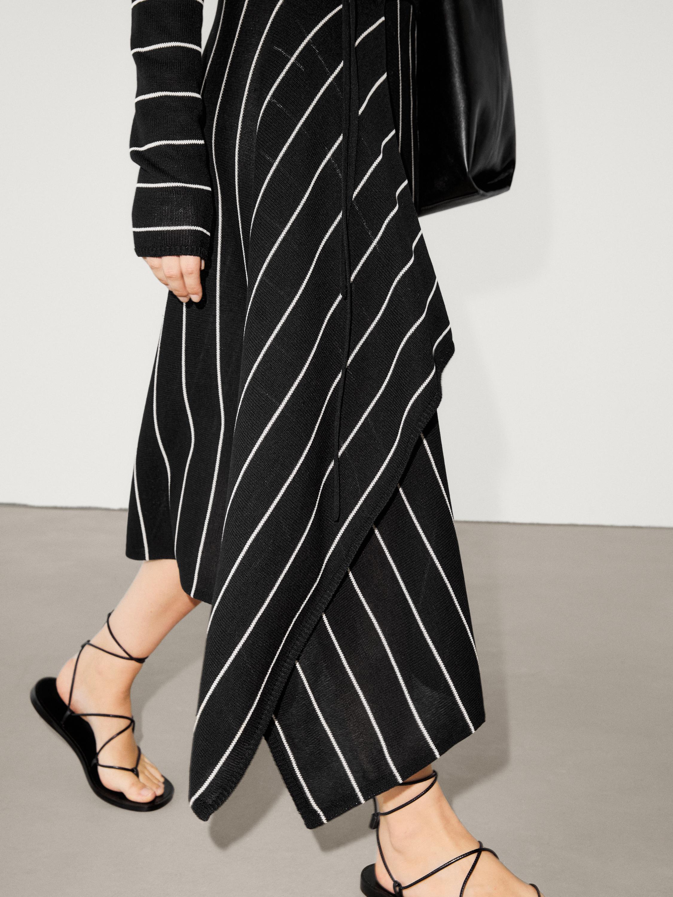 تنورة مخططة محاكة بربطة ضمن مجموعة من قطعتين