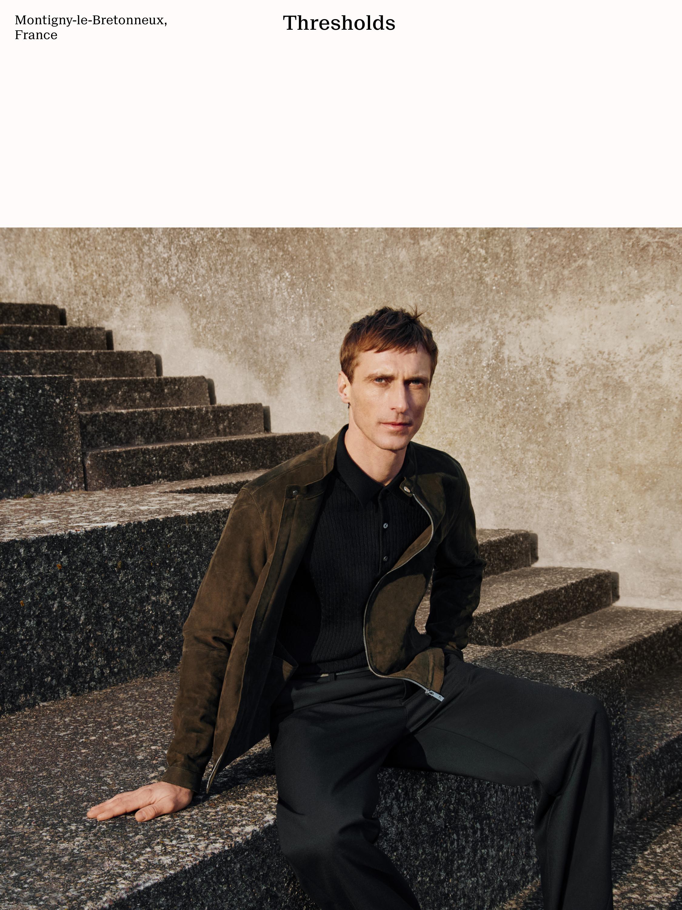 plaintext Комплект из куртки-бомбера цвета хаки и черных брюк. Видимый текст: "Montigny-le-Bretonneux, France", "Thresholds".