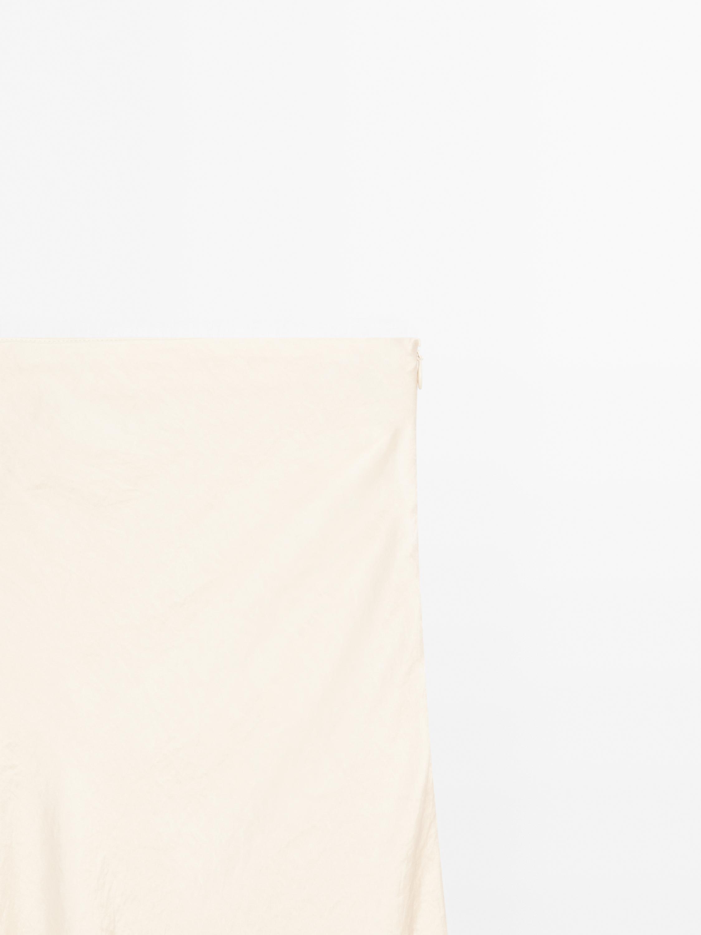 Splývavá saténová midi sukňa