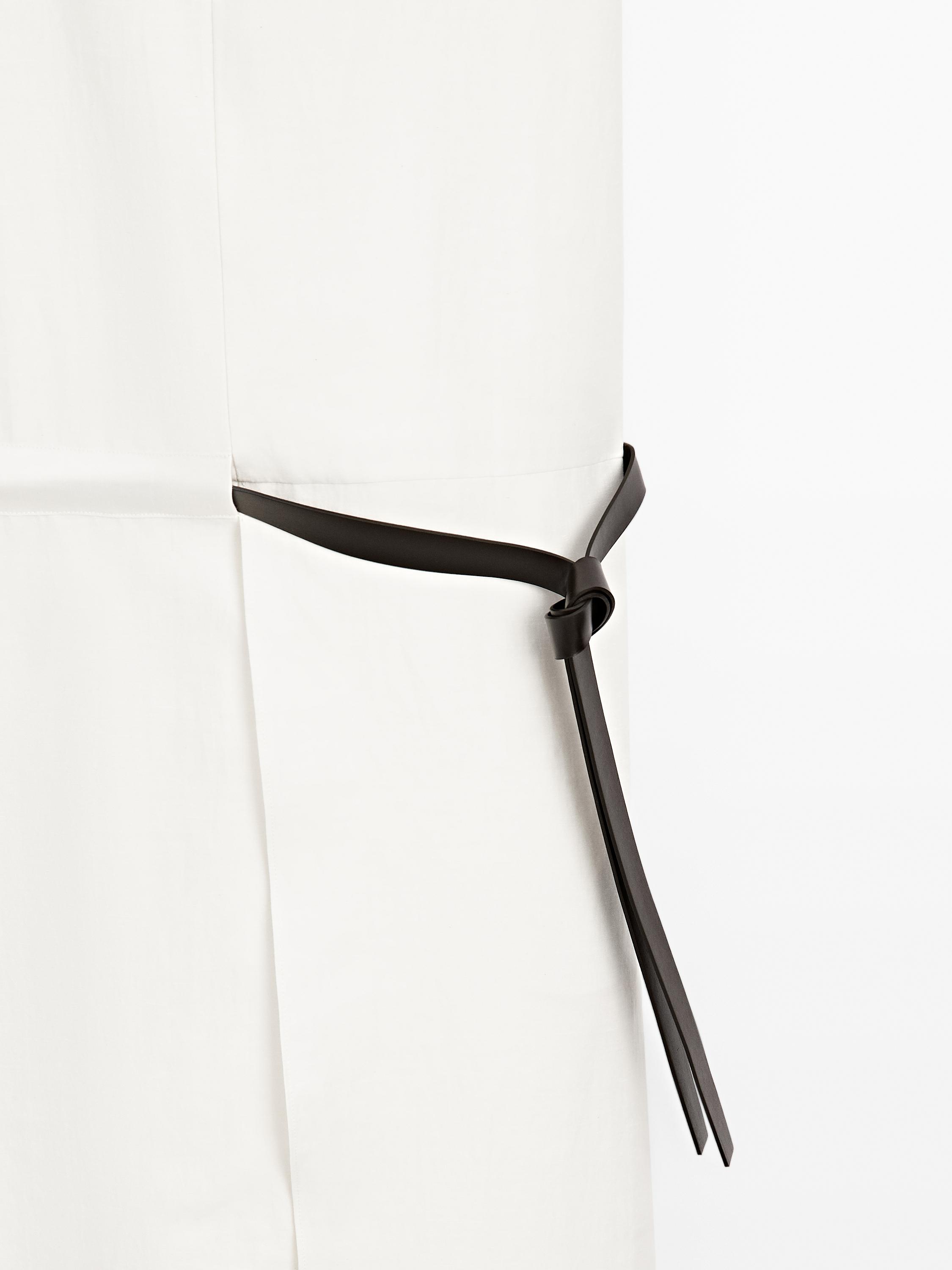 Sukienka średniej długości z paskiem