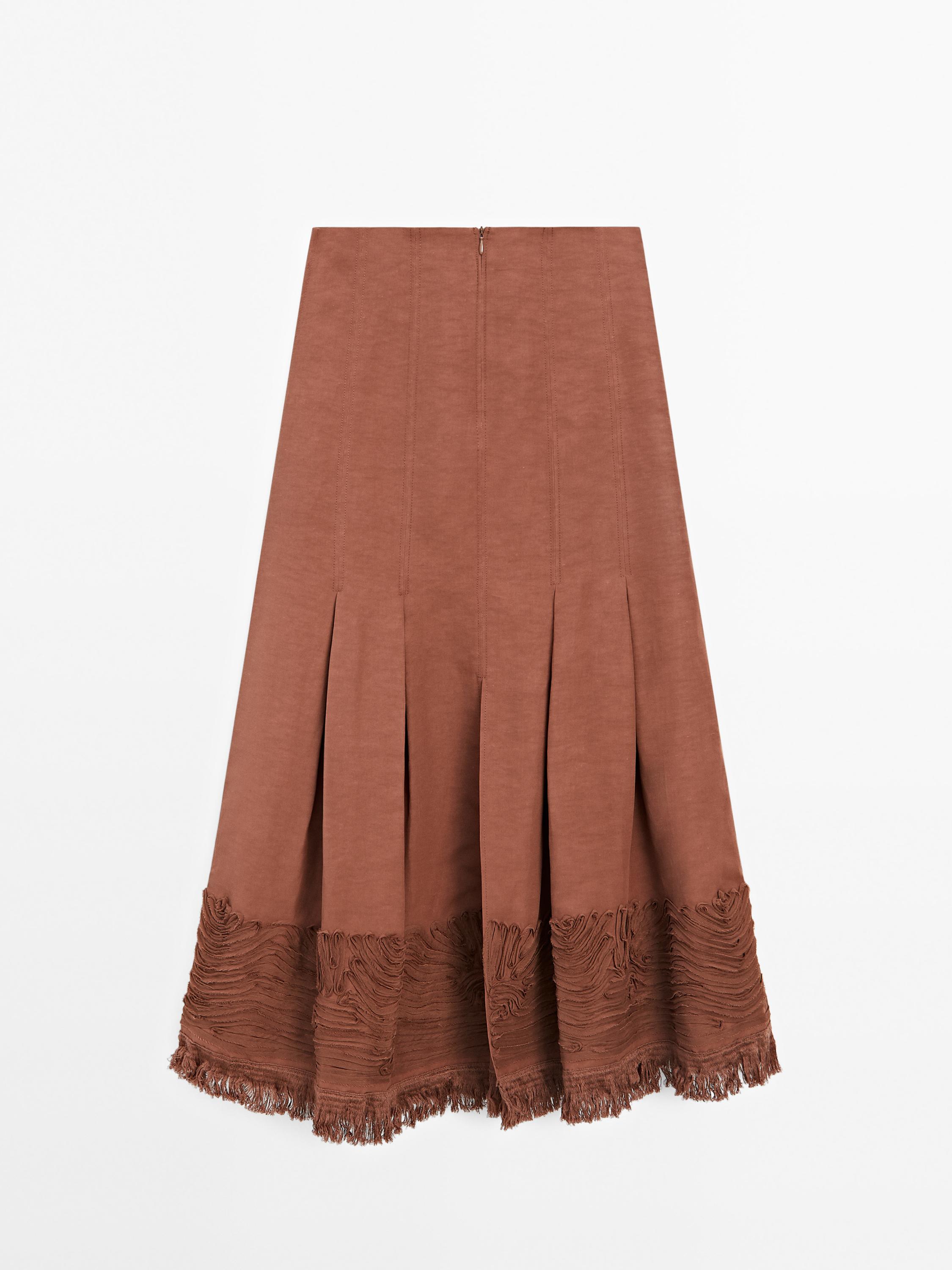 Falda midi fluida detalle bordado