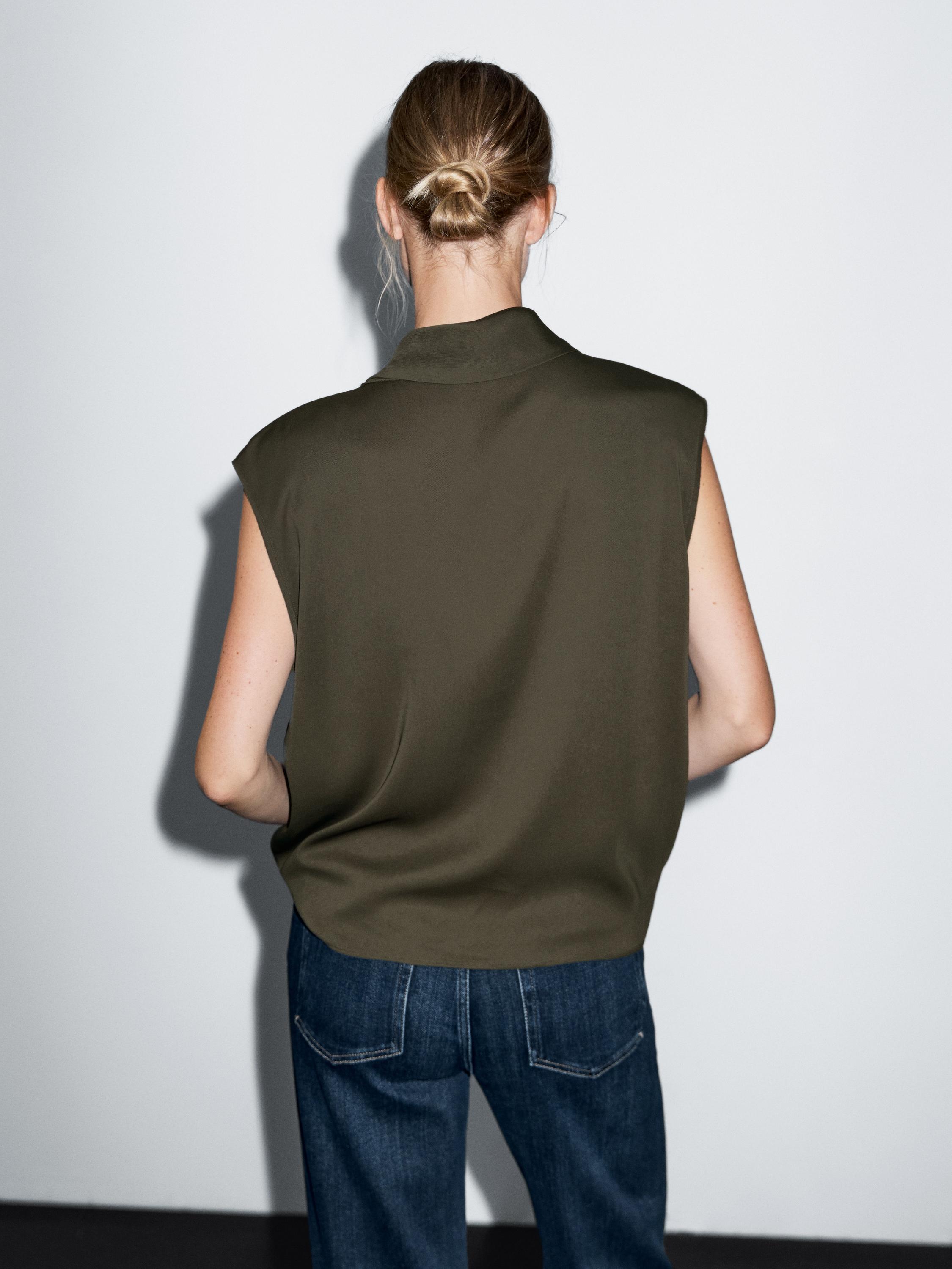 Fließende Bluse mit drapiertem Kragen