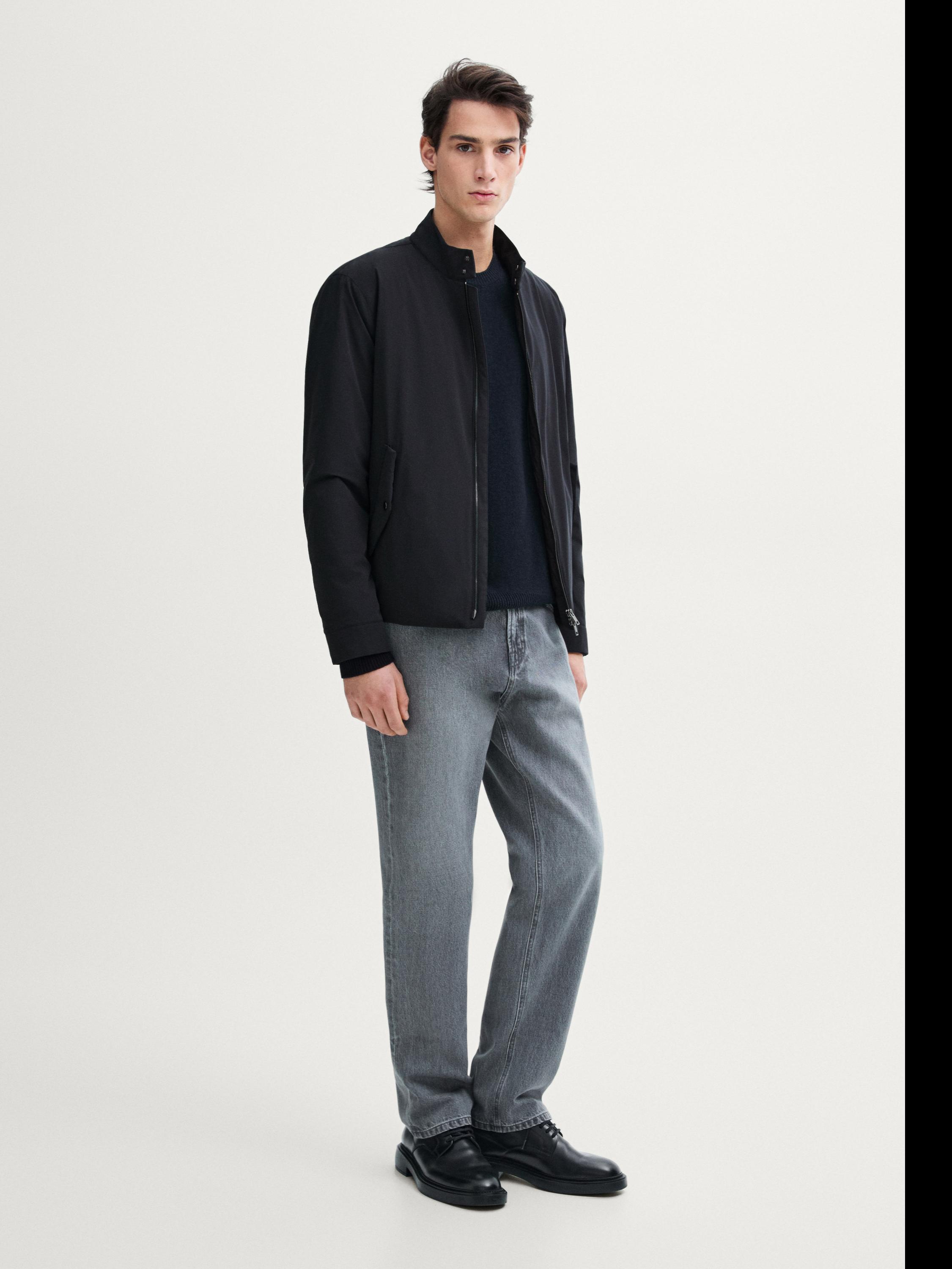 Lightweight jacket with zip fastening