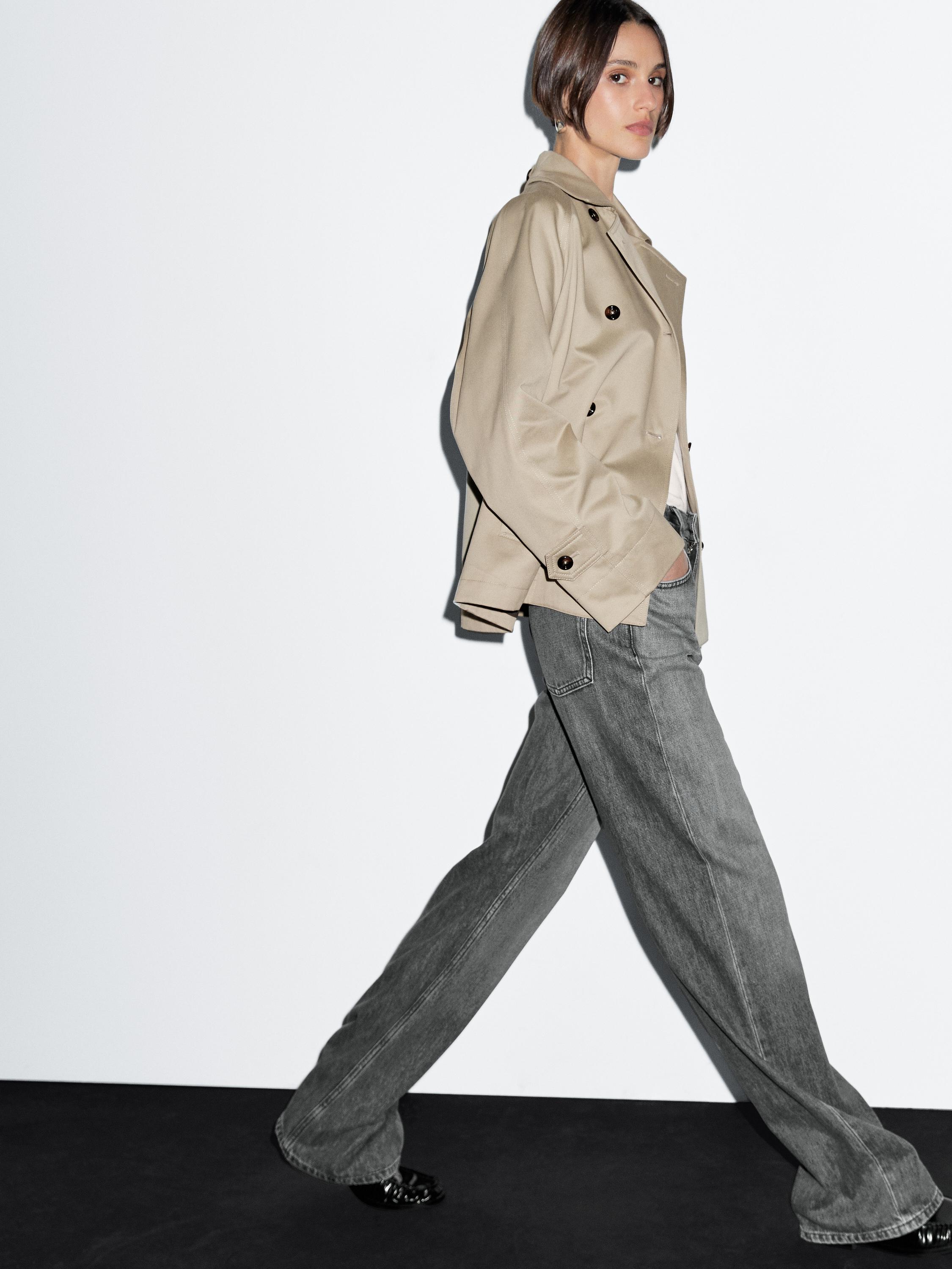 Short trench coat with button detail on the collar