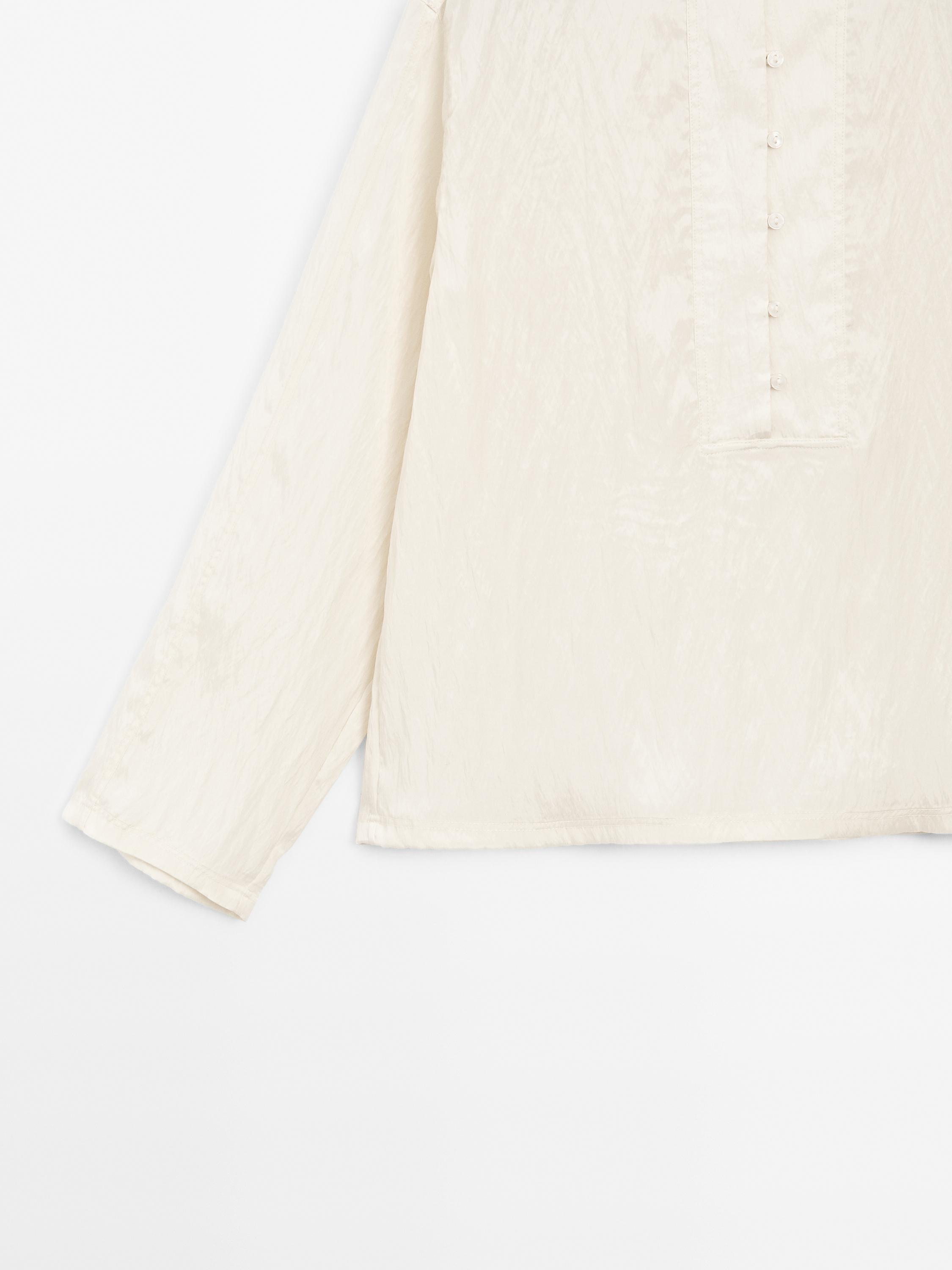 Flowing shirt with button detail on the chest