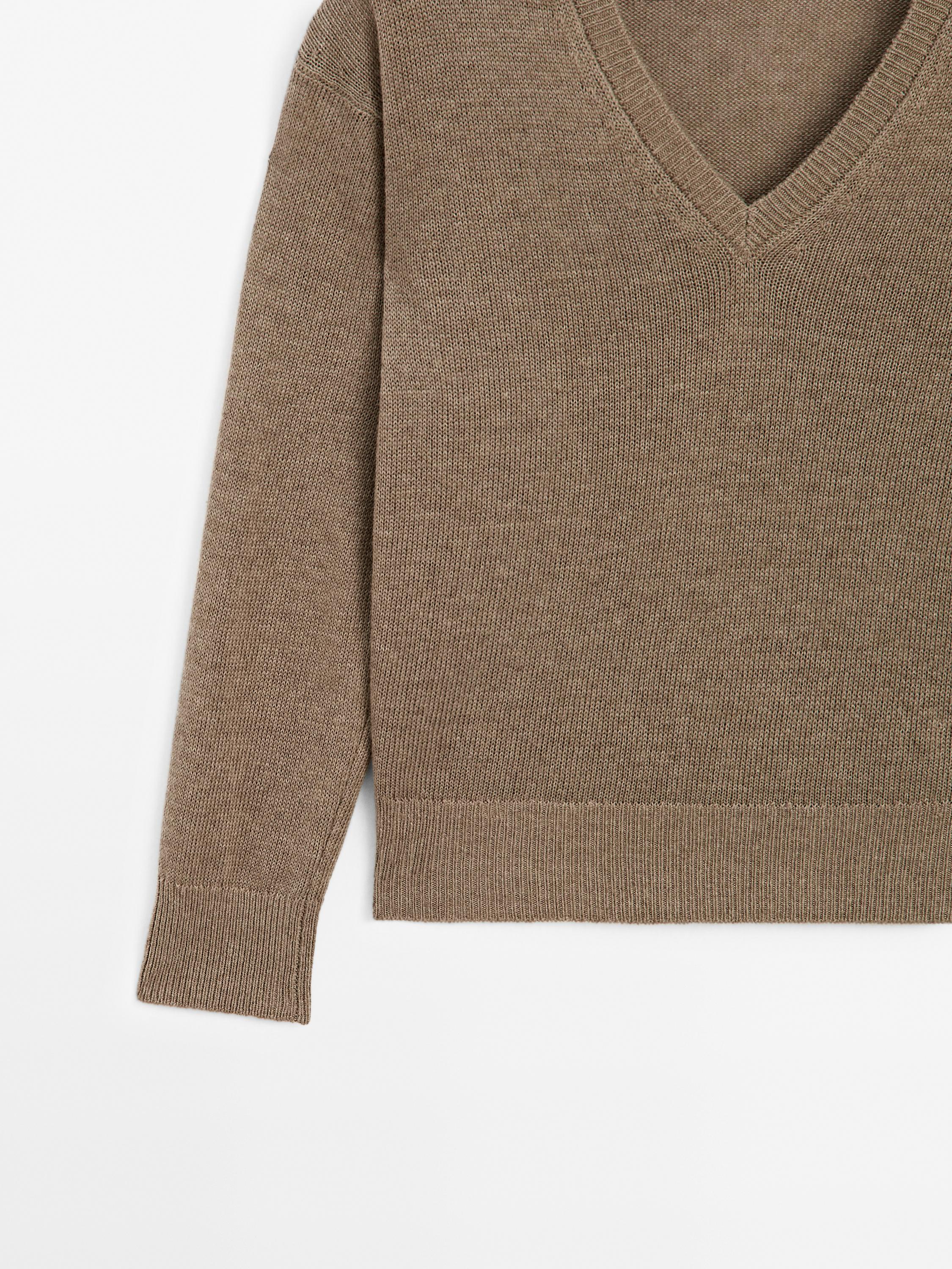 Long sleeve V-neck knit sweater