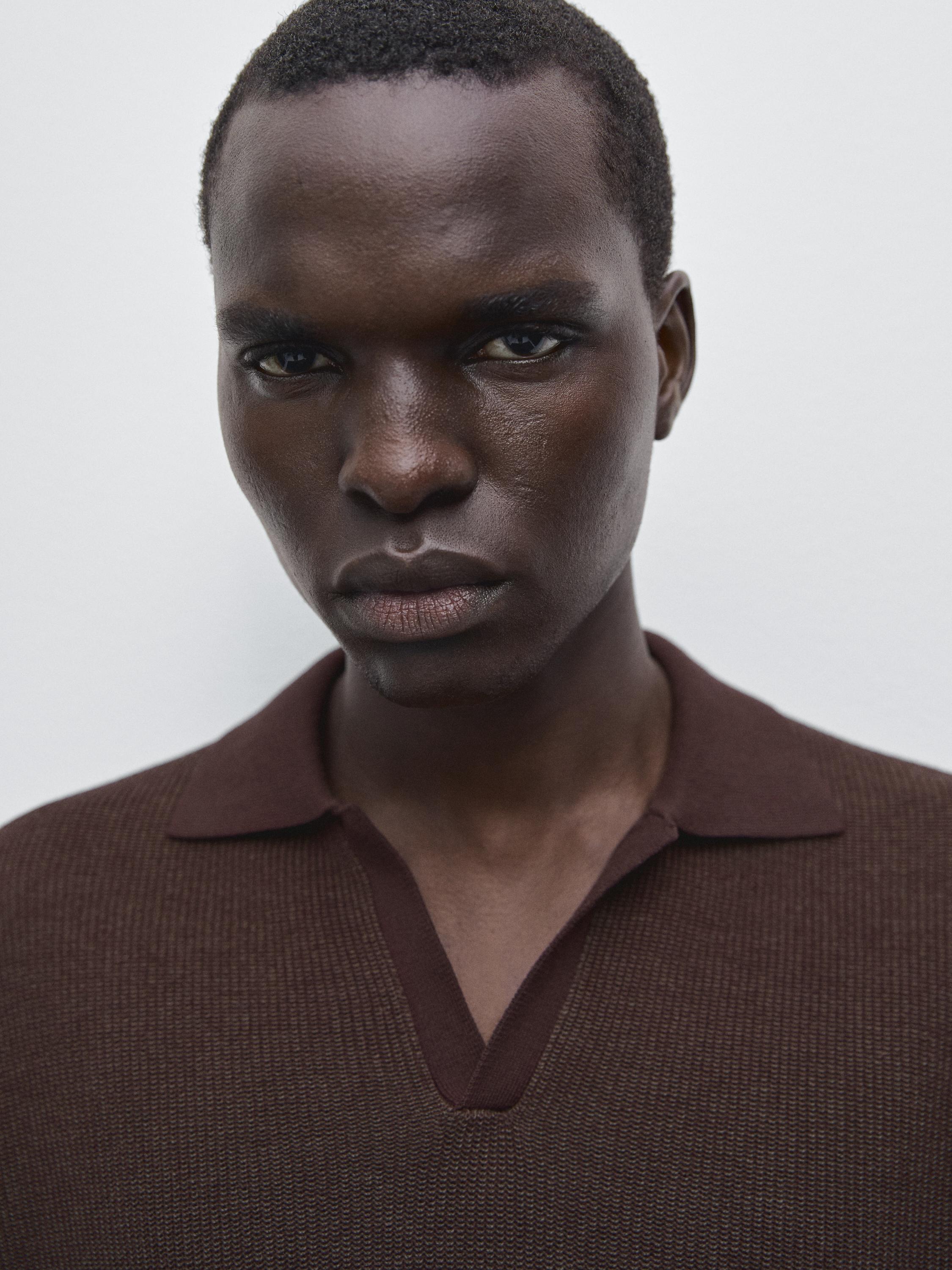 قميص بولو قطن محاك بفتحة صدر على شكل V