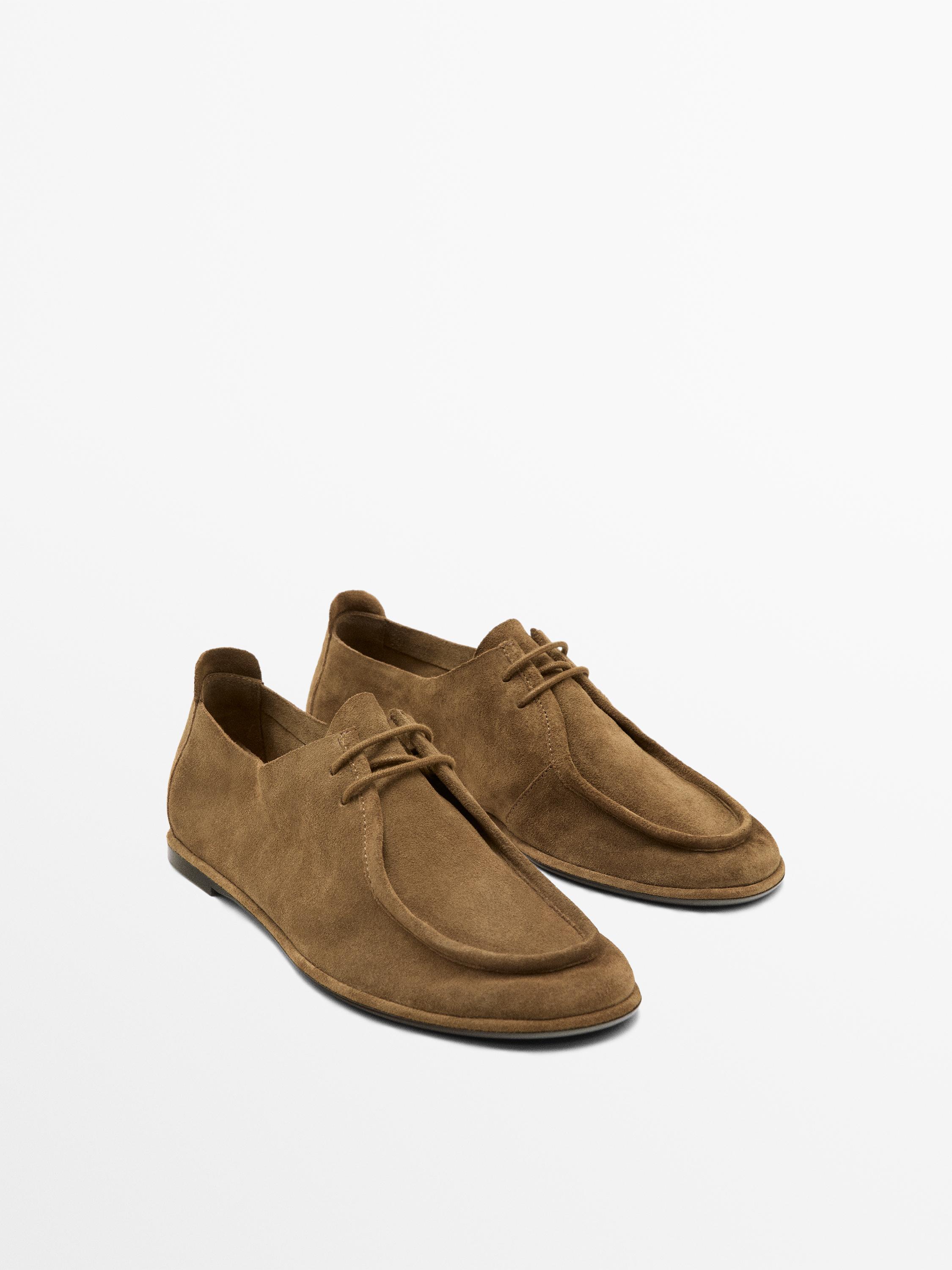 Zapatos planos camel con cordones, vista frontal.