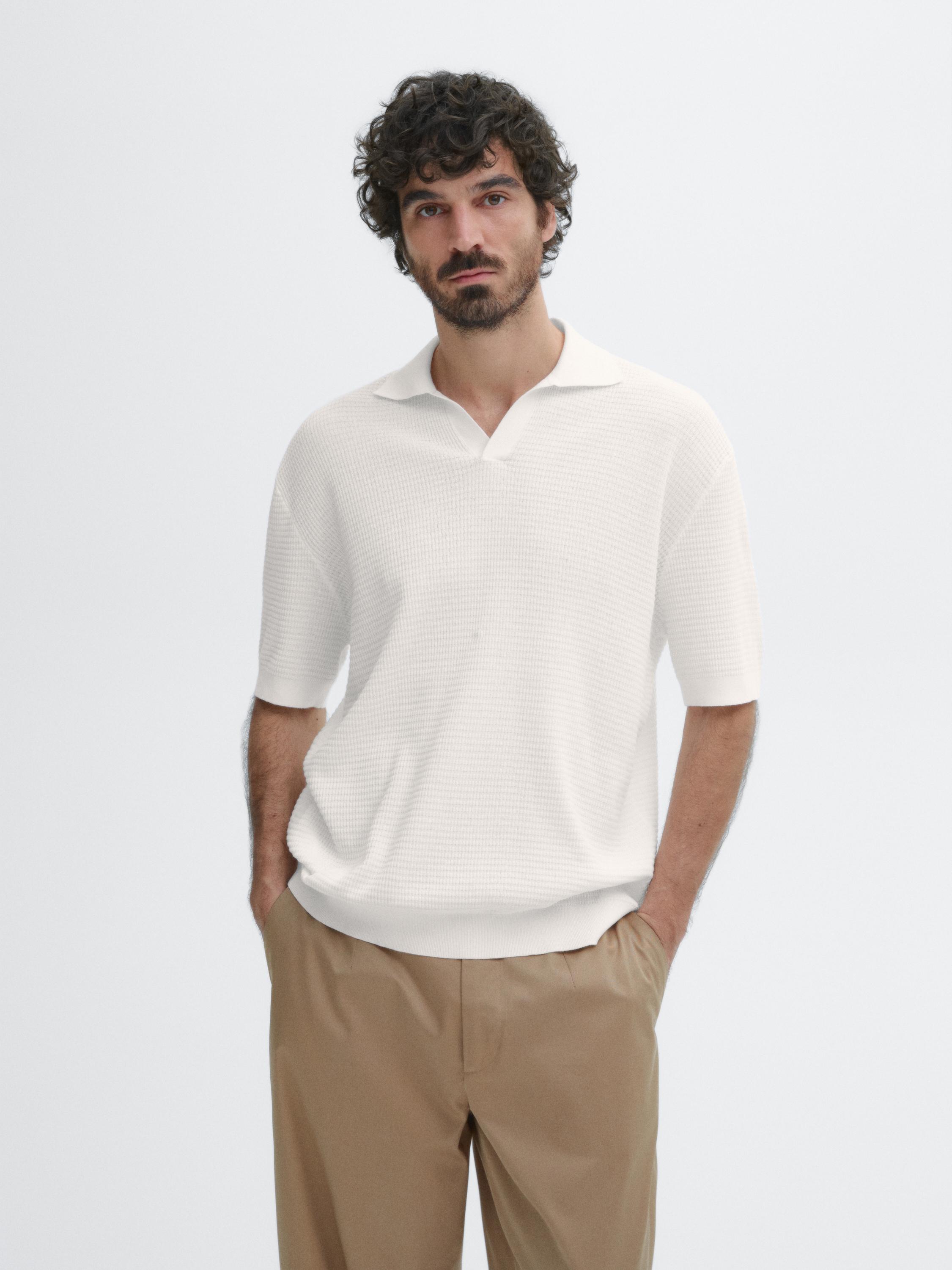 Ensemble comprenant une chemise blanche à manches courtes et col ouvert, et un pantalon marron clair.