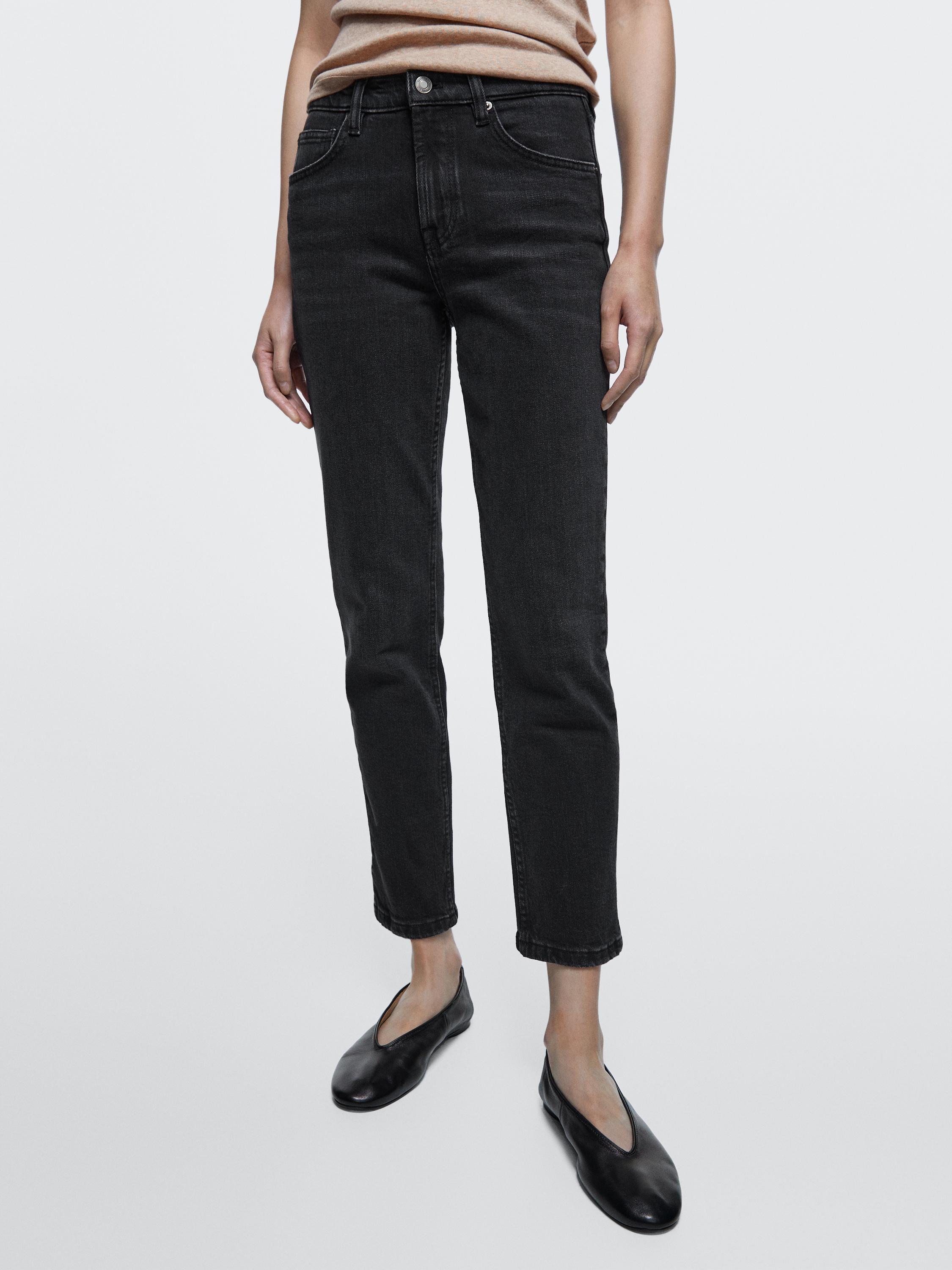 Ensemble de jeans noirs slim fit cropped taille moyenne avec poches avant et arrière.