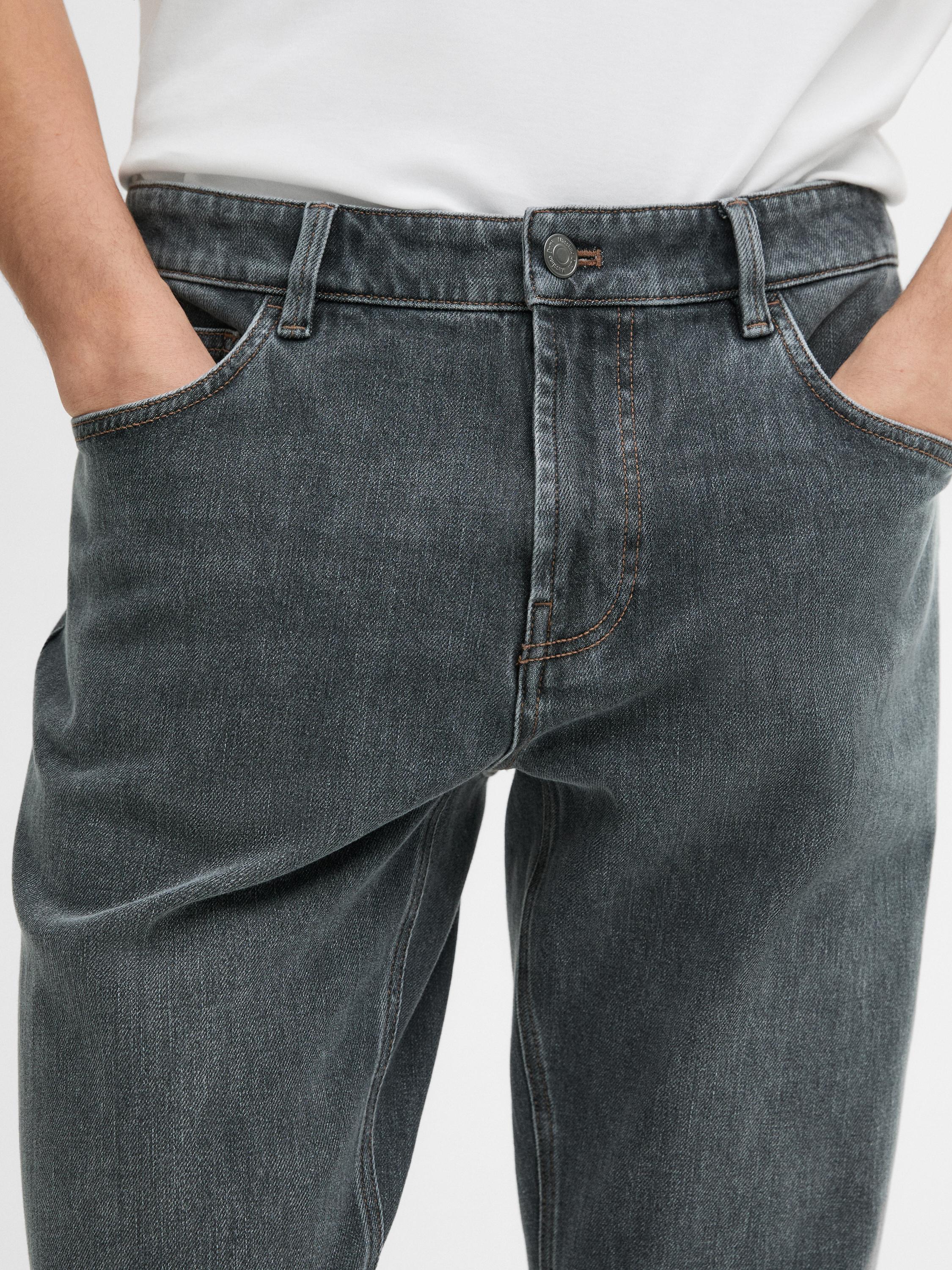 Jeans i bomullsblanding og med avsmalnende passform