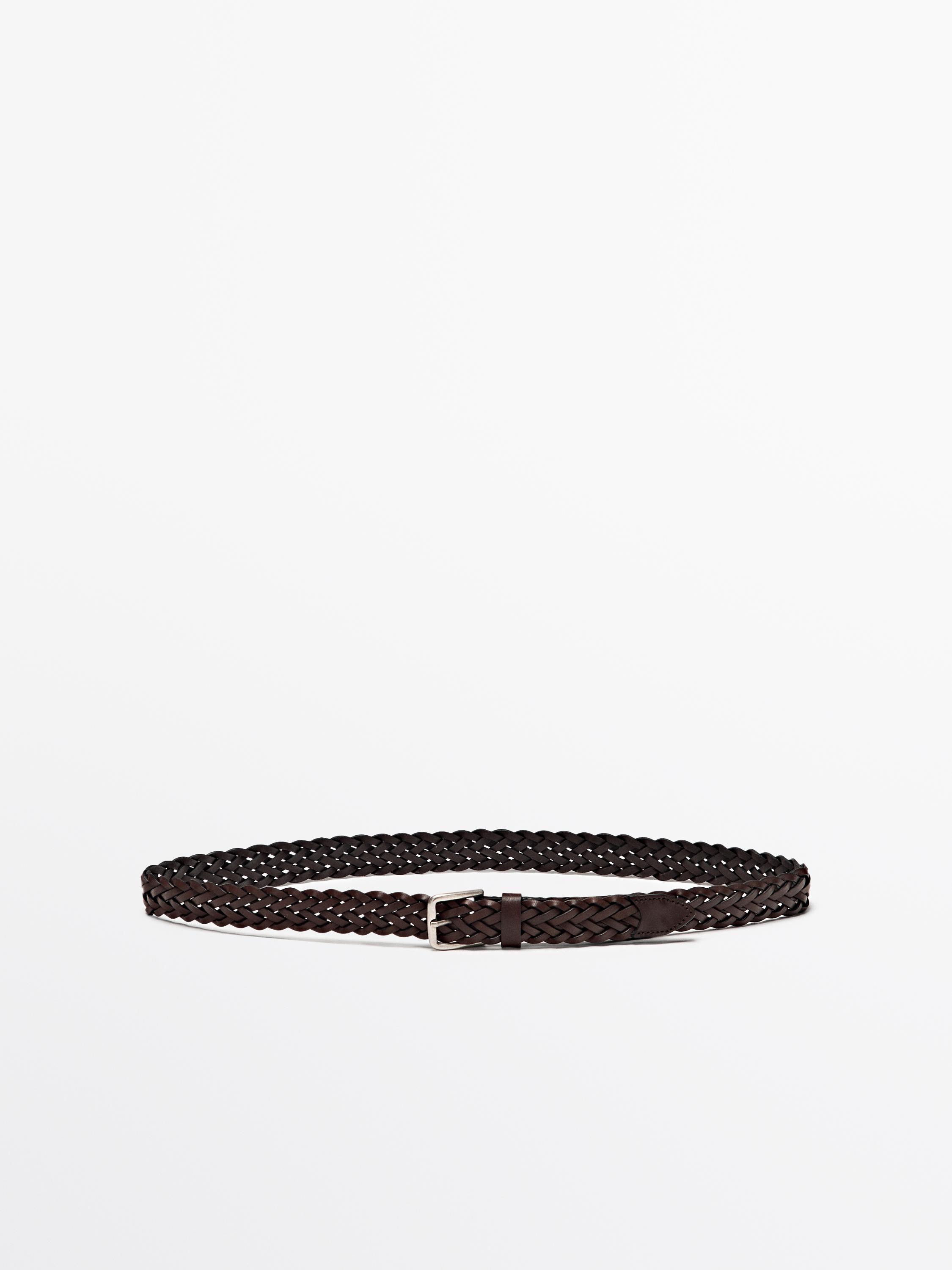 Vista frontal de cinturón trenzado marrón con hebilla metálica.