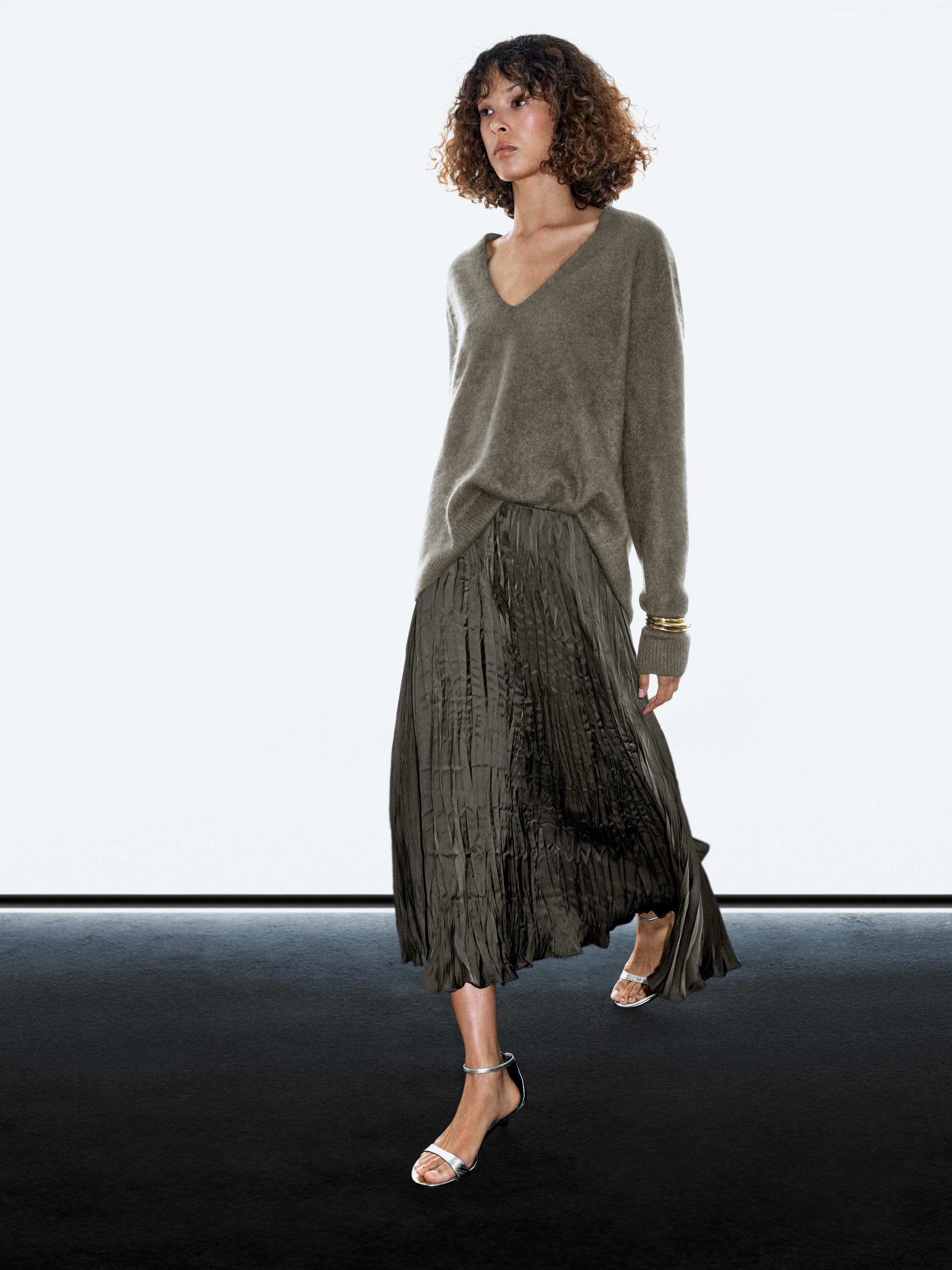 Falda larga plisada fluida