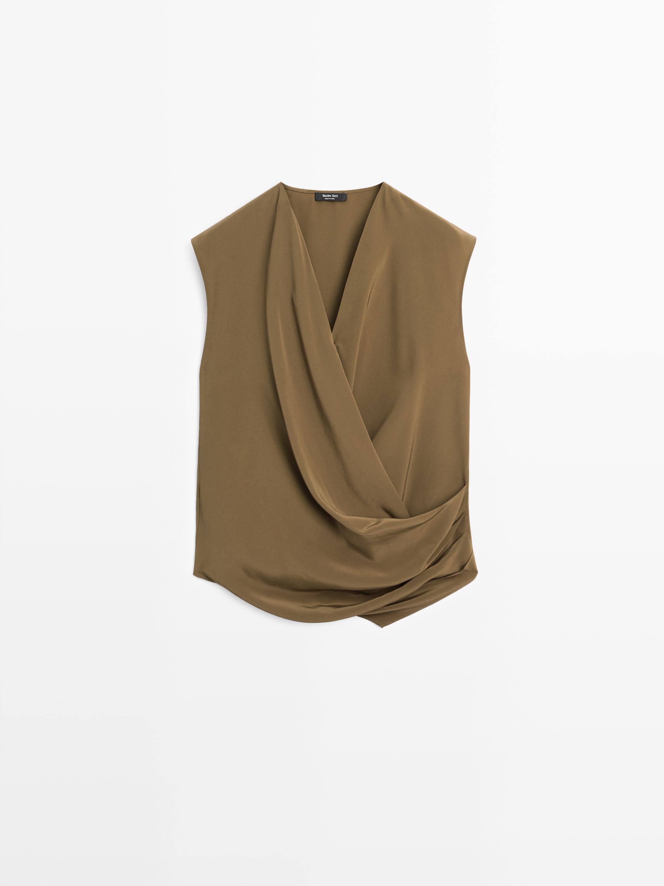 Total look flowing draped top