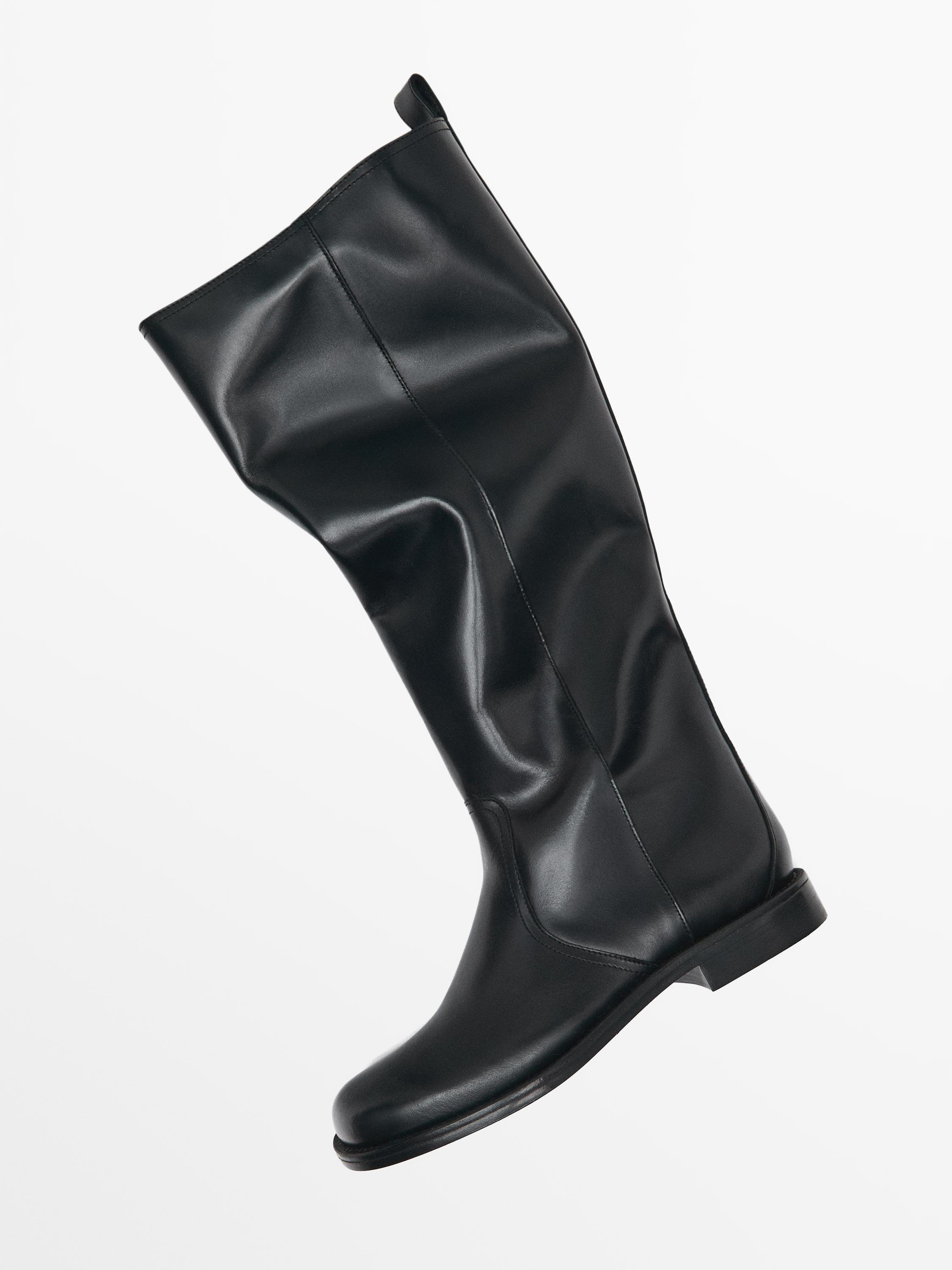 Flat boots with rounded toe