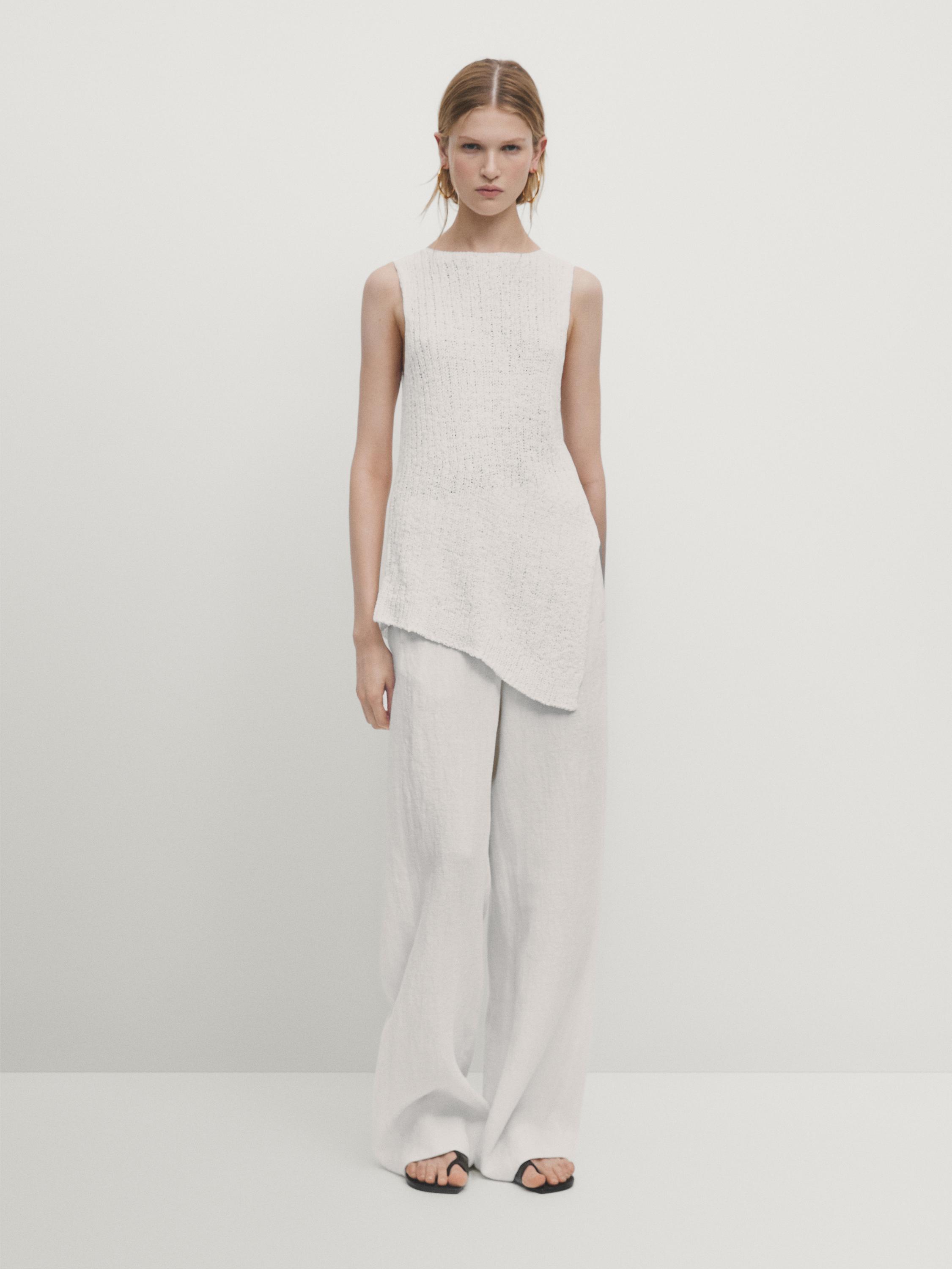 Top en maille asymétrique dans le bas