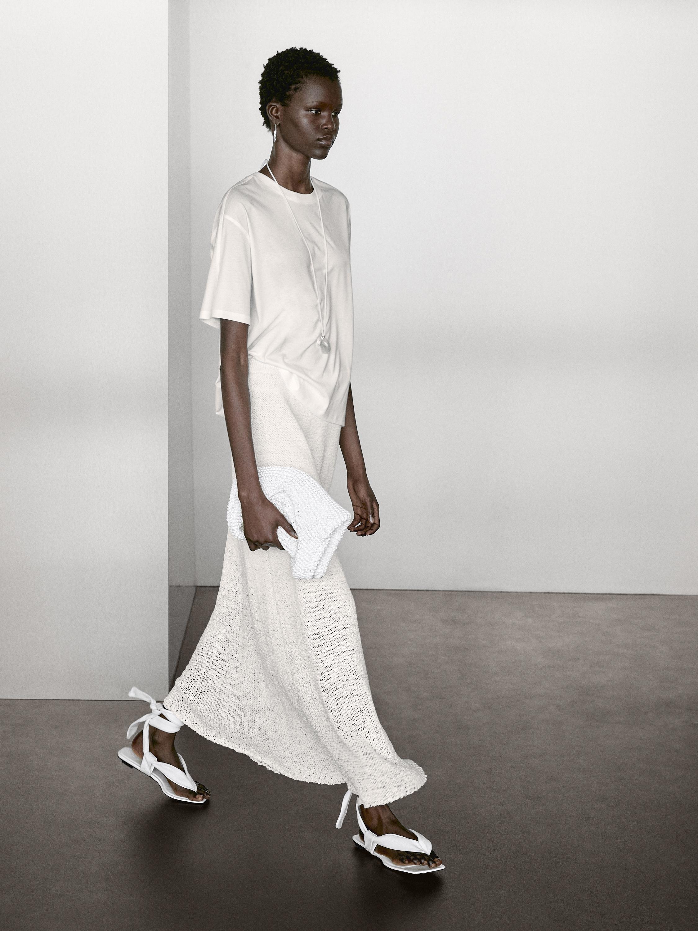 Kaus oversize dengan detail kelim