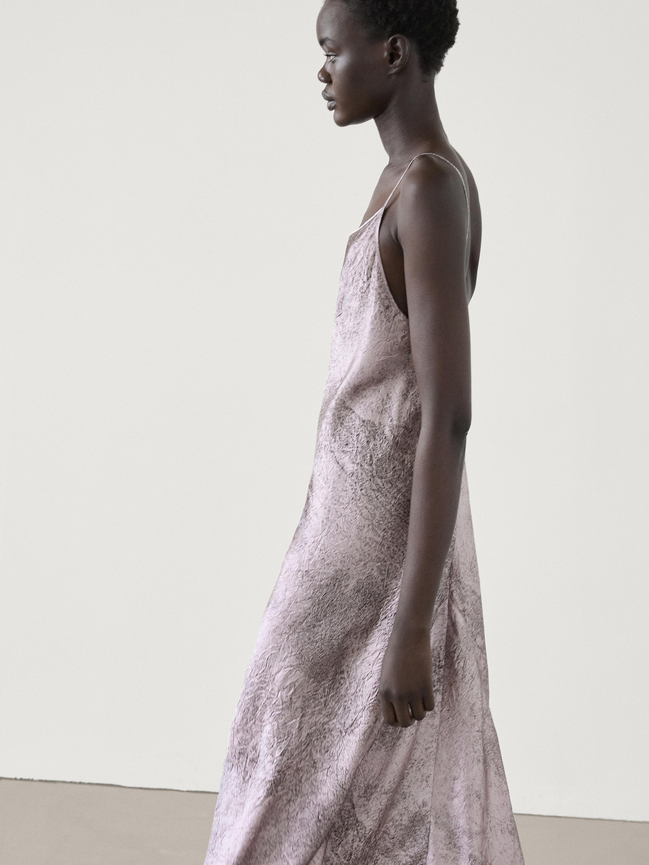 Ensemble de robe longue rose à fines bretelles et texture froissée.
