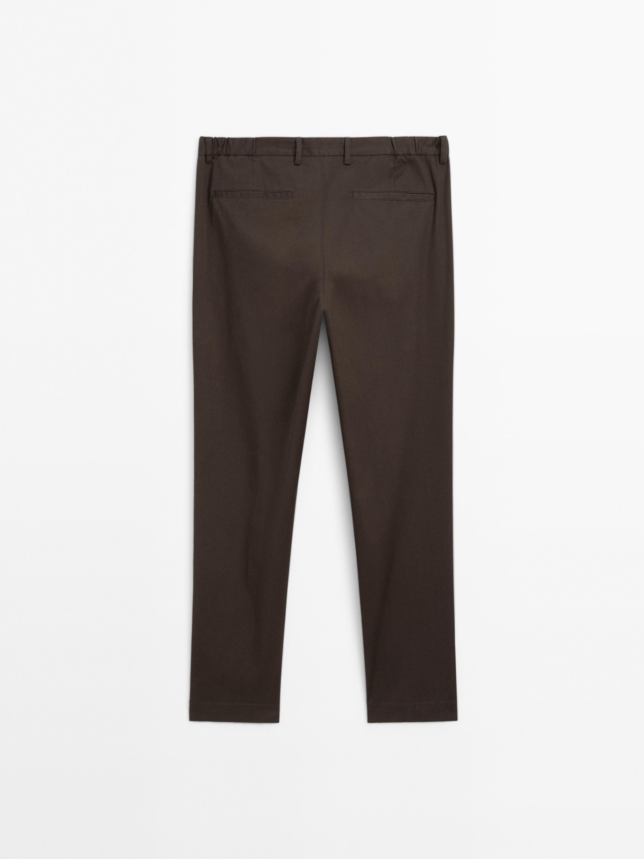 Pantalón tapered fit goma lateral
